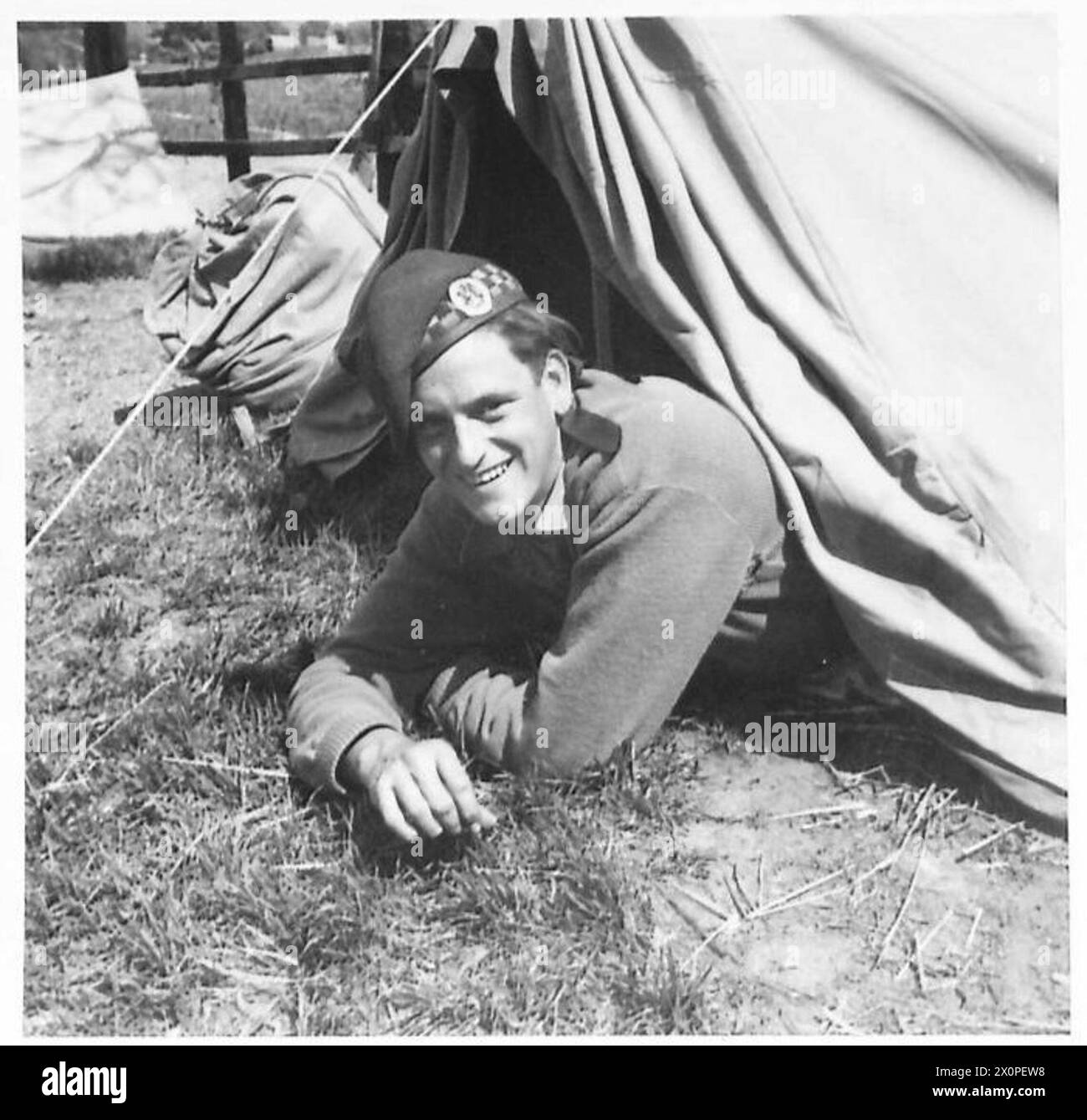 Mtr. E. Jackson, 19 Jahre alt mit zwei Jahren Kriegsdienst, dient in den Lovat Scouts, einer Einheit der britischen 8. Armee. Stockfoto Mtr. E. Jackson, 19 Jahre alt mit zwei Jahren Kriegsdienst, dient in den Lovat Scouts, einer Einheit der britischen 8. Armee. Stockfoto