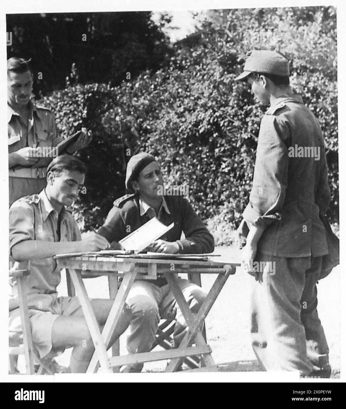 Lieutenant Kneeshaw und Captain Davidson verhören zehn deutsche Gefangene, die von der 3. Coldstream Guards während einer Patrouille mit der 5. Armee gefangen genommen wurden. Stockfoto