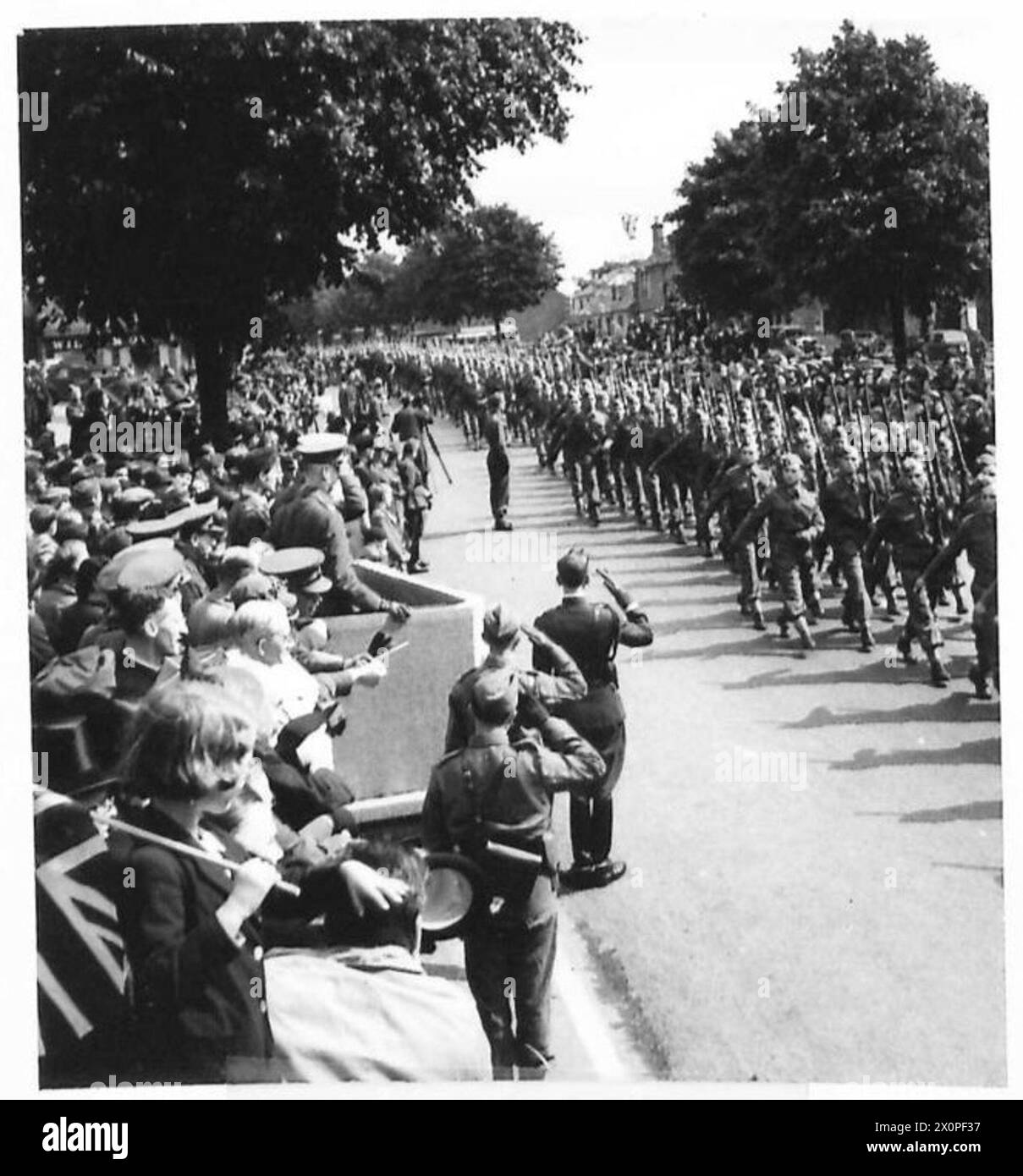 DIE POLNISCHE ARMEE IN GROSSBRITANNIEN, 1940-1947 – Truppen der 1. Brigade (1. Polnisches Korps) marschieren durch die Straßen von Biggar, gefüllt mit den Bewohnern der Stadt, während einer Zeremonie zum Tag der polnischen Armee am 15. August 1940. Den Gruß erhielt General Władysław Sikorski, der C-in-C der polnischen Streitkräfte, sowie leitende britische Armeeoffiziere, britische Armee, polnische Armee, polnische Streitkräfte im Westen, 1. Korps, polnische Streitkräfte im Westen, 1. Korps, 1. Gewehrbrigade, Sikorski, Władysław Stockfoto