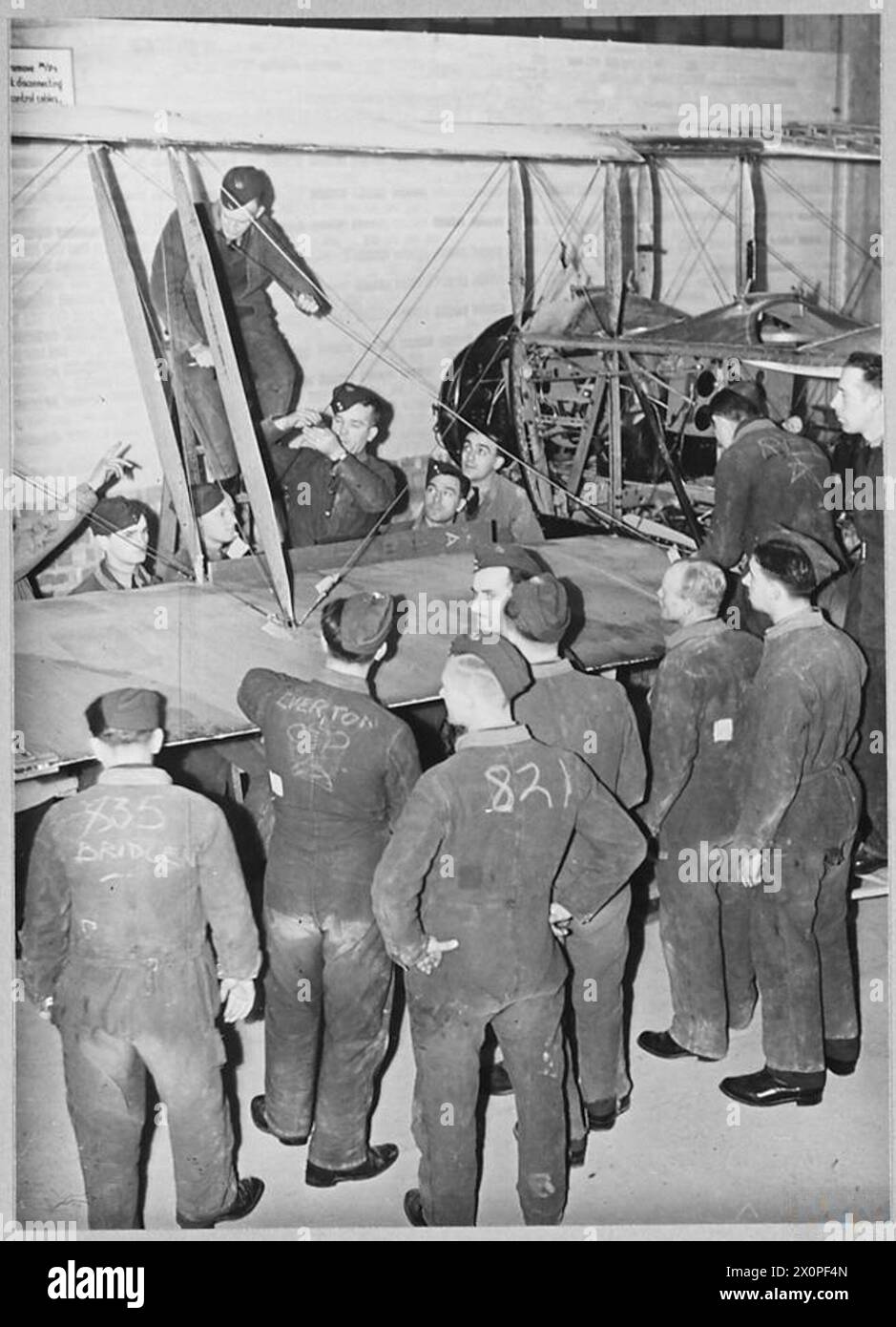 RAF-Techniker und -Rigger erhalten eine Unterweisung in der Wartung von Flugzeugen und Betriebsverfahren. Stockfoto
