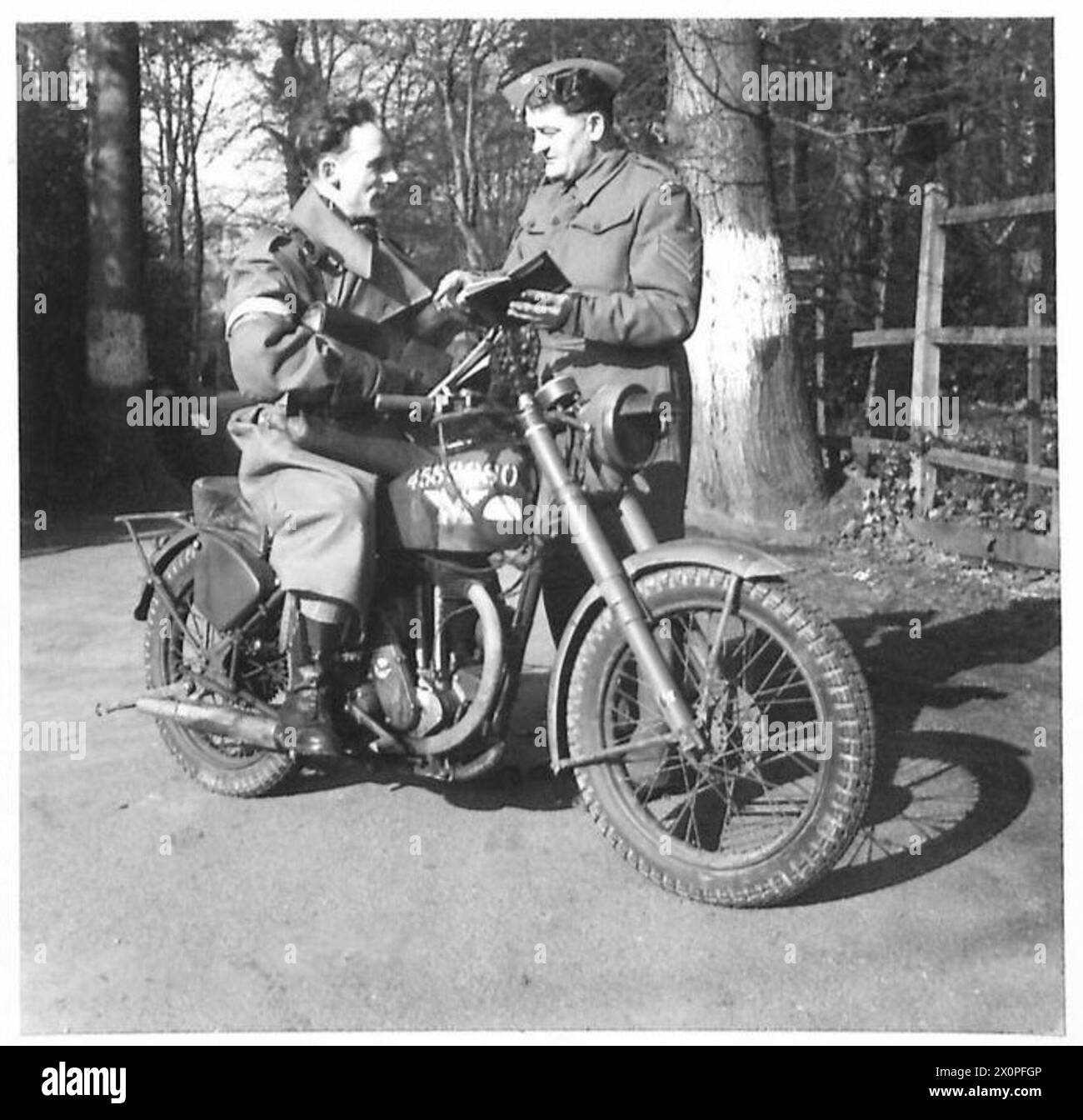 - Sergeant C.J. Dukelow übergibt Signalman Hoy eine Abfertigung, bevor er die Abfertigung verlässt. Fotografisches negativ, britische Armee Stockfoto