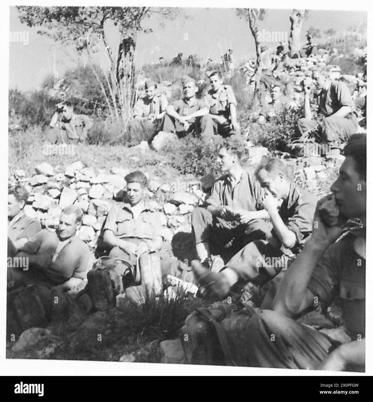 Die Royal Fusiliers ruhen sich auf dem Weg entlang der Fünften Armeefront in Italien aus und veranschaulichen die Truppenbewegung und die Feldruhpraxen. Stockfoto
