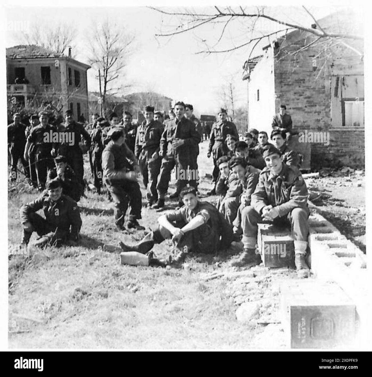 ACHTE ARMEE : VERSCHIEDENE italienische Soldaten beobachten die Geschütze in Aktion, um ihre Kameraden zu unterstützen. Fotografisches negativ, britische Armee Stockfoto