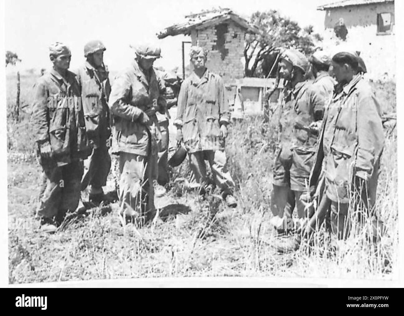 Gefangene Soldaten eines deutschen Fallschirmregiments werden während des Zweiten Weltkriegs im Albano-Laziale-Gebiet der Fünften Armeefront zur Vernehmung gebracht. Stockfoto