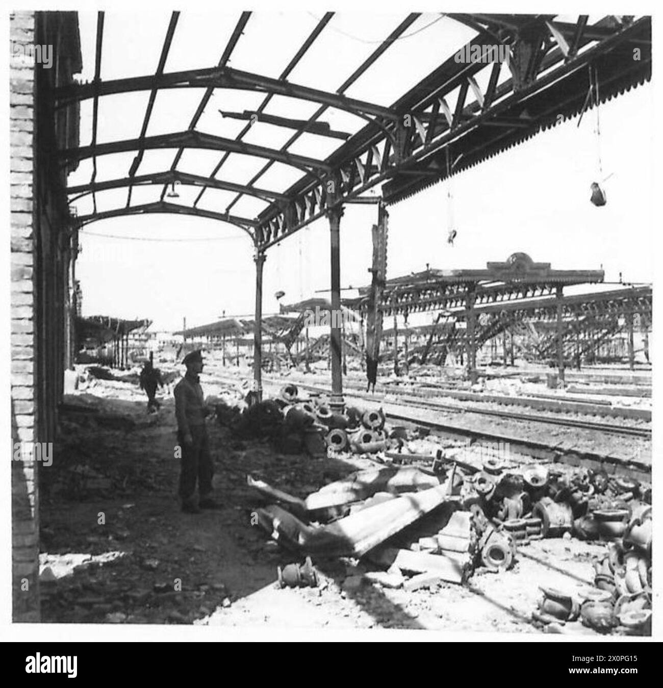 PRÄZISIONSBOMBARDIERUNG VON BOLOGNA - ein weiterer Blick auf den zerstörten Hauptbahnhof. Fotografisches negativ, britische Armee Stockfoto