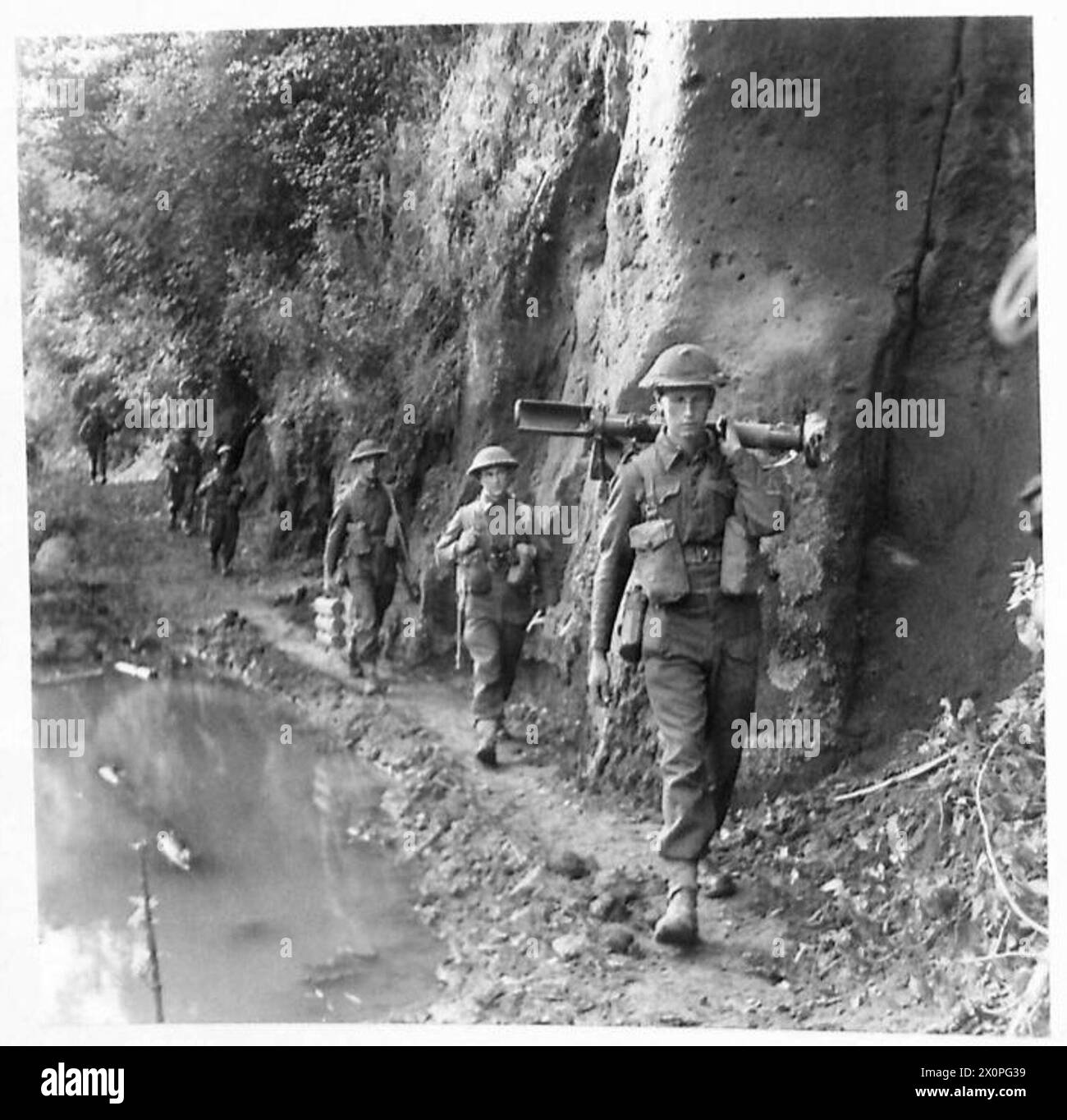 Die B-Kompanie, das Königliche Regiment der Königin 2/5 des 101. Zuges, bewegt sich während einer militärischen Überquerung entlang des Teano-Flusses in Italien. Stockfoto