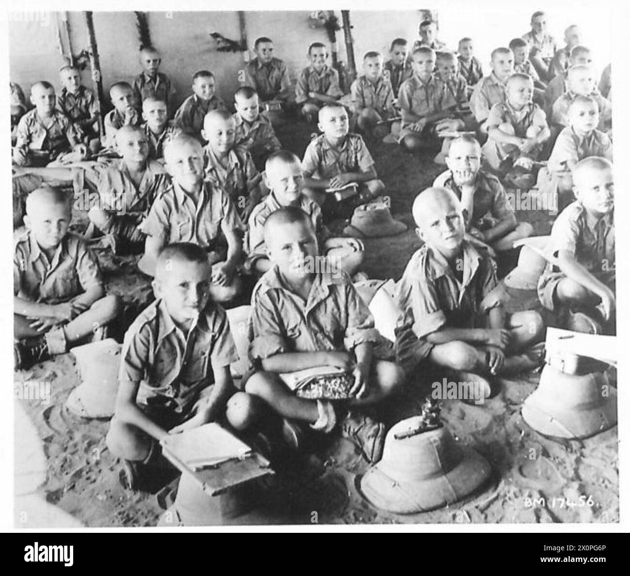 DIE POLNISCHE ARMEE IM NAHEN OSTEN, 1942-1943 - die Jungen erhalten Unterricht in den verschiedensten Fächern in der Schule. Nach der deutsch-sowjetischen Invasion Polens wurden viele Polen in verschiedene Lager im sowjetischen Gulag deportiert. Unter ihnen waren viele Jungen jeden Alters. Nach der Unterzeichnung des Sikorski-Mayski-Abkommens im Jahr 1941 wurden viele Überlebende - Männer, Frauen, Kinder - aus der Sowjetunion entlassen und über Persien nach Palästina evakuiert.diese Bilder zeigen polnische Jungen, die kürzlich aus Russland in einem Lager in Palästina angekommen sind, wie sie ihren Alltag durchlaufen. Alle werden im Militär ausgebildet Stockfoto