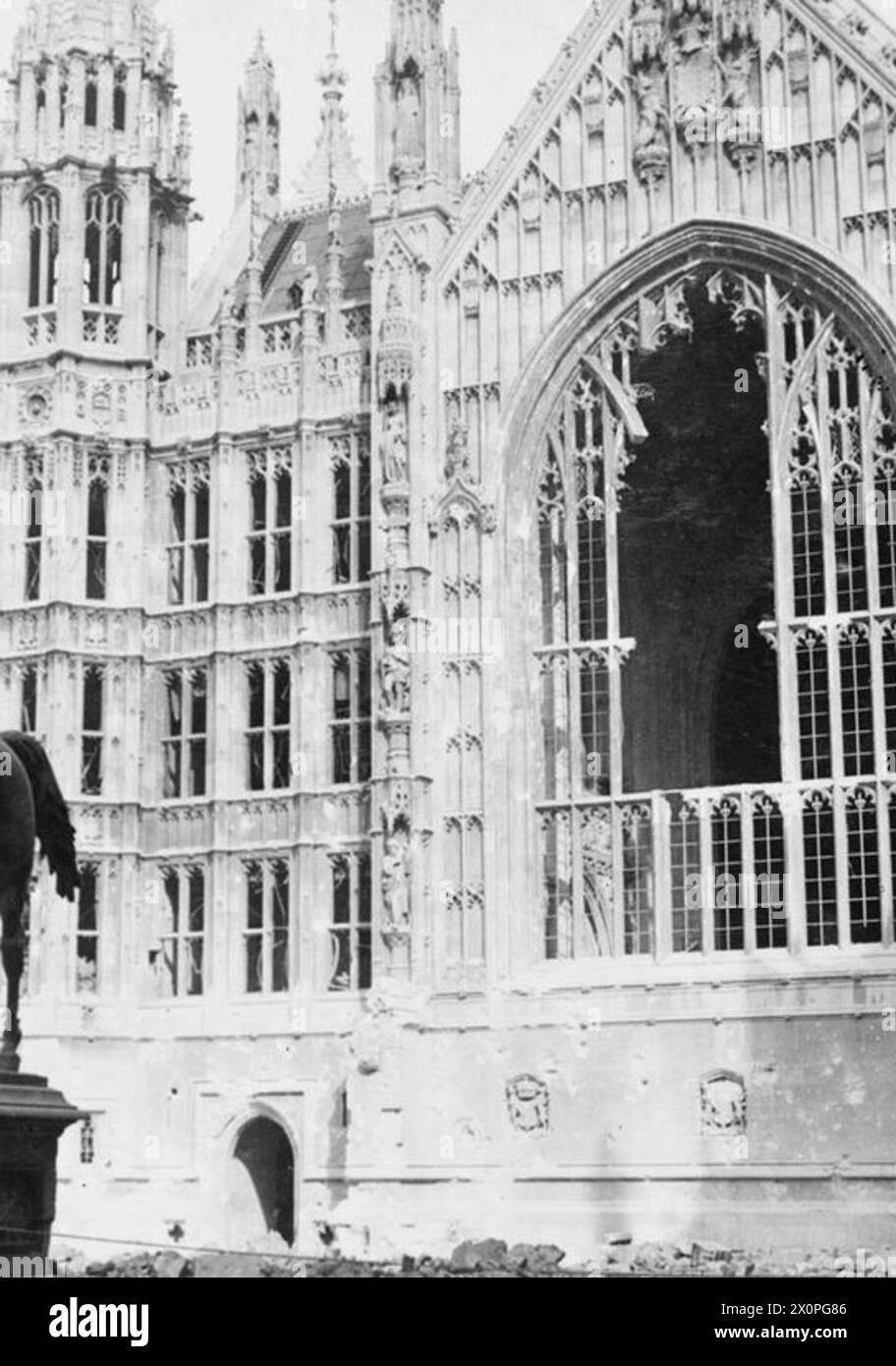 Während des Zweiten Weltkriegs wurde ein Flügel des House of Commons in London leicht beschädigt, als eine Bombe auf den Vorhof fiel; im Vordergrund steht die Statue von Richard Löwenherz. Stockfoto