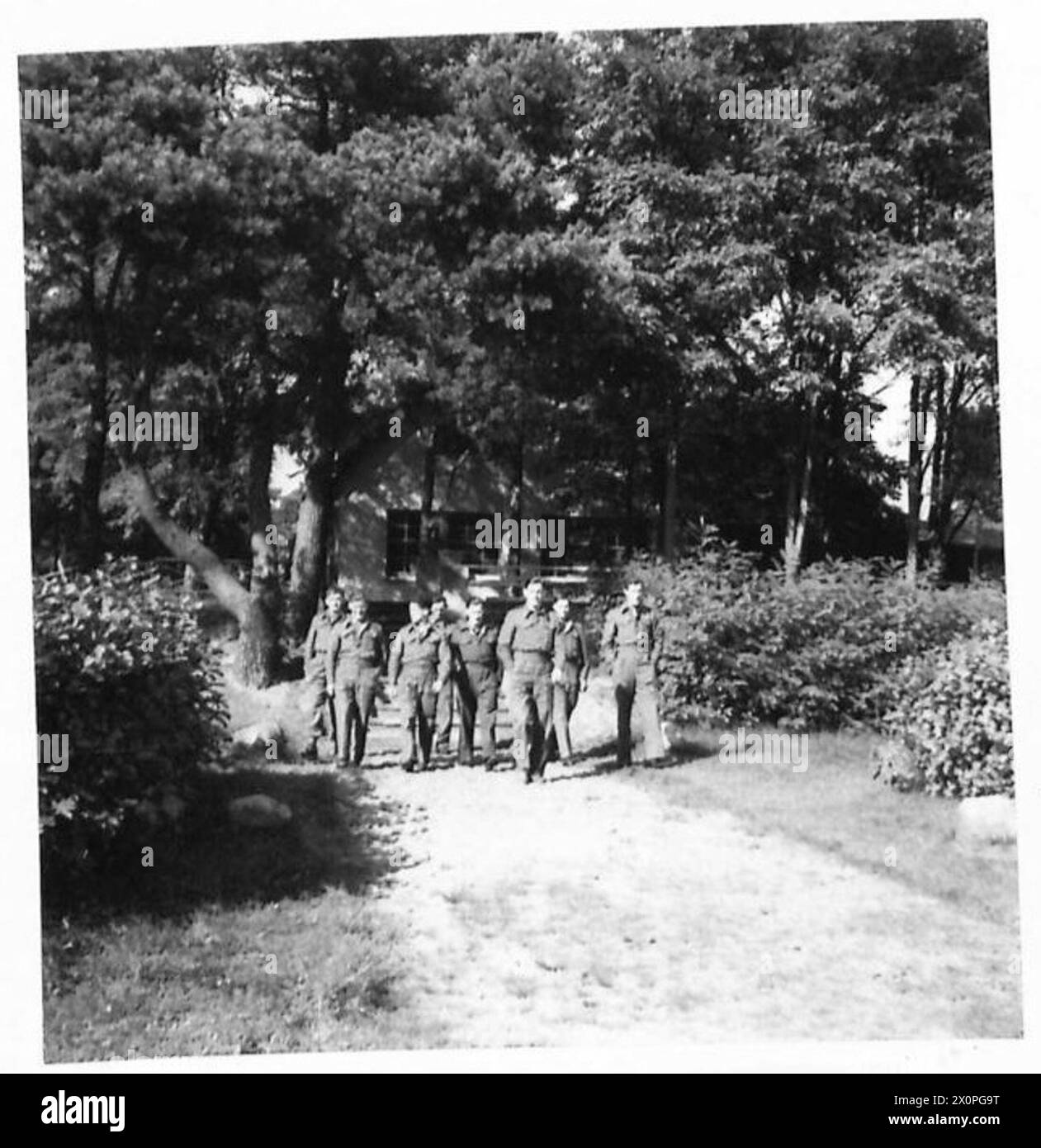 Besucher spazieren durch das Maryknoll Catholic Retreat Centre in Mardorf, das Freizeit- und Freizeitaktivitäten für das Personal der Britischen Rheinarmee veranschaulicht. Stockfoto