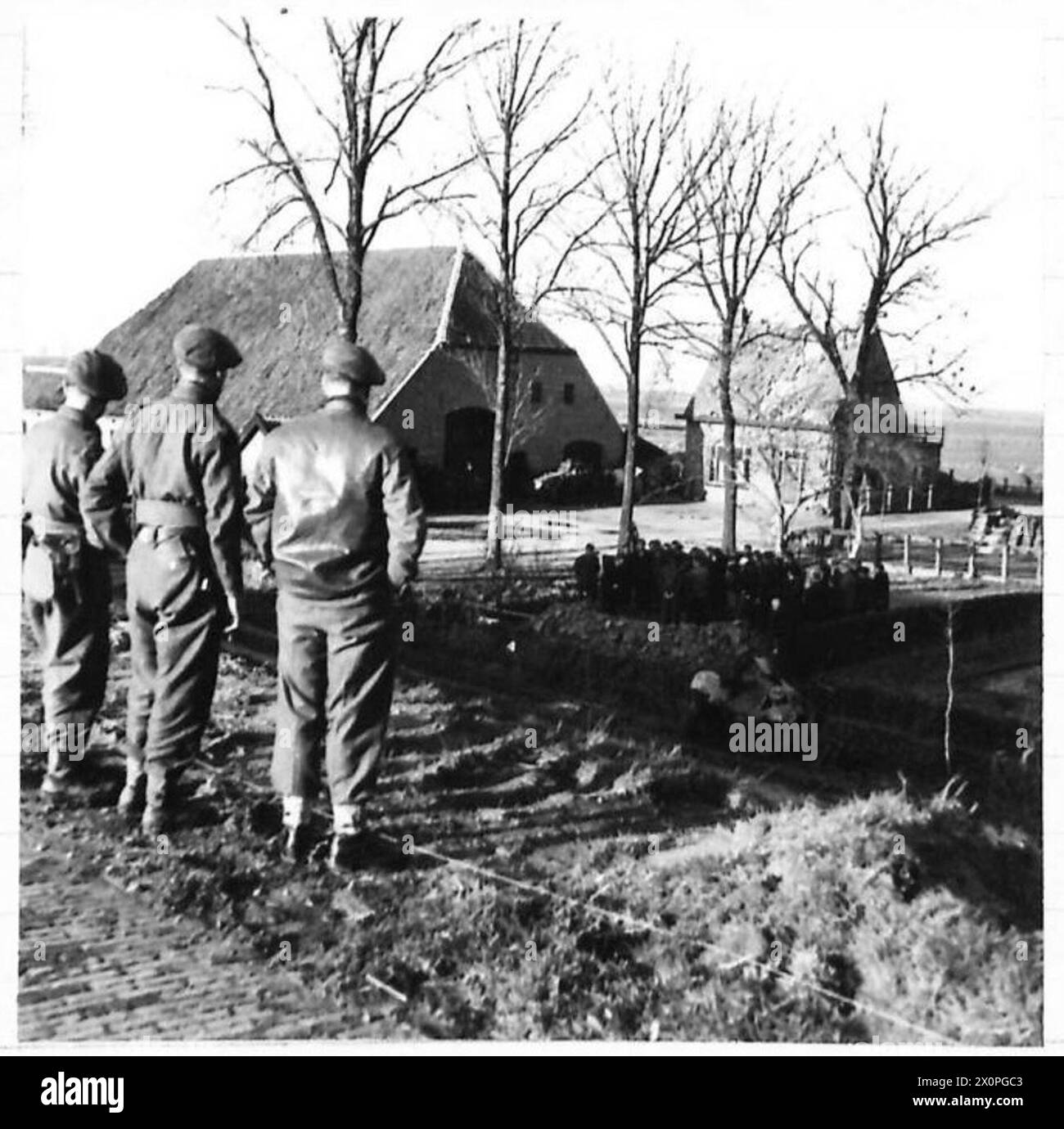Britische Soldaten zollen einem niederländischen Zivilisten Respekt, der in der Nähe von Willemstad, Holland, getötet wurde, der mit einem einfachen Ritual am Straßenrand begraben wurde. Stockfoto