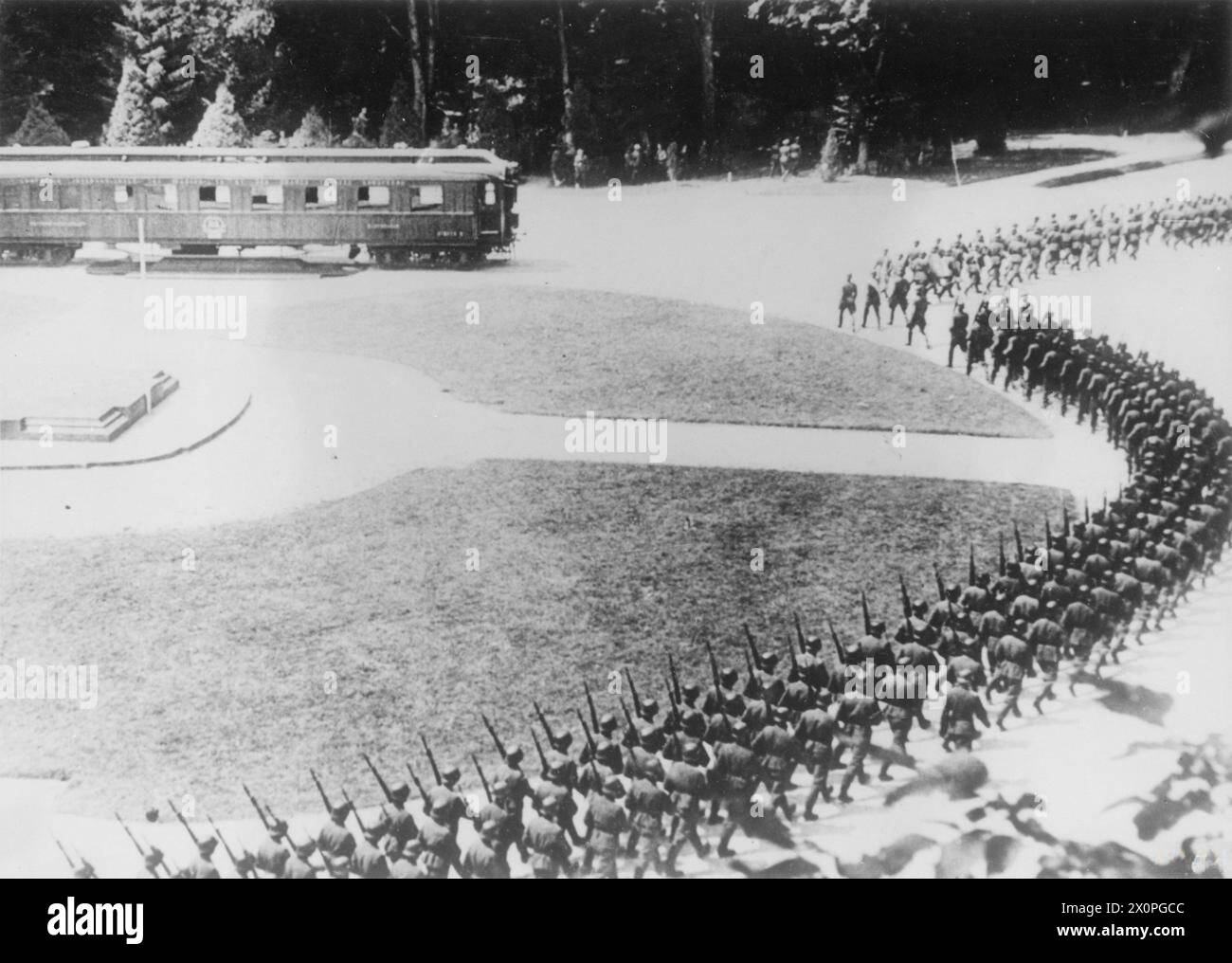 DER FALL FRANKREICHS, 1940 – der historische Eisenbahnwagen in Compiegne, wo Petain die Waffenstillstandsvereinbarung am 22. Juni 1940 unterzeichnete. Eine deutsche Ehrengarde marschiert um die Kutsche, am 14. Juli 1940 Stockfoto