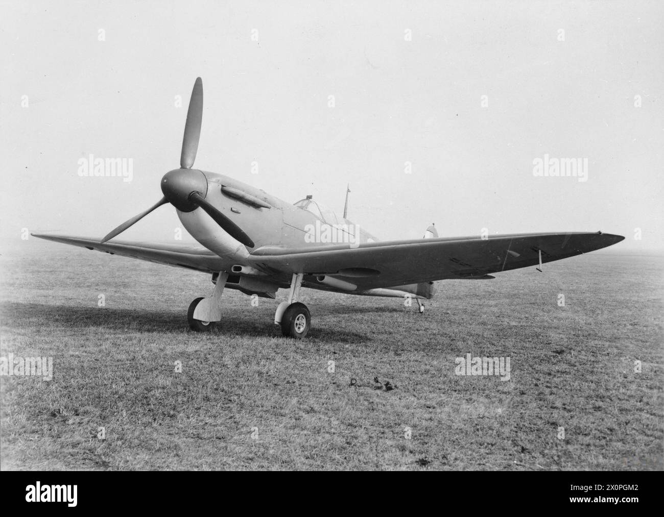 Die Supermarine Spitfire F Mk.2a der Royal Air Force ist vom Boden aus zu sehen und stellt die RAF-Kampfflugzeuge dar, die zwischen 1939 und 1945 eingesetzt wurden. Stockfoto