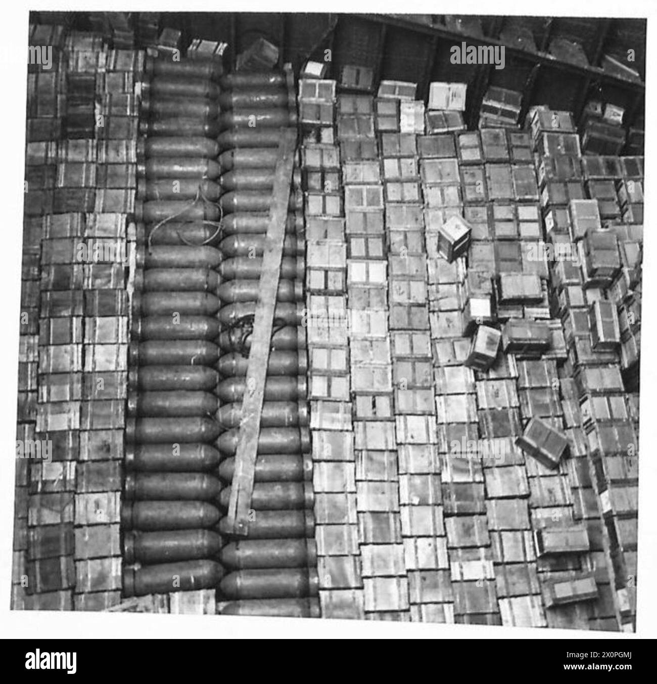 Compo-Pakete werden im Rahmen der Logistikoperationen der British Army in ein Schiff geladen. Stockfoto