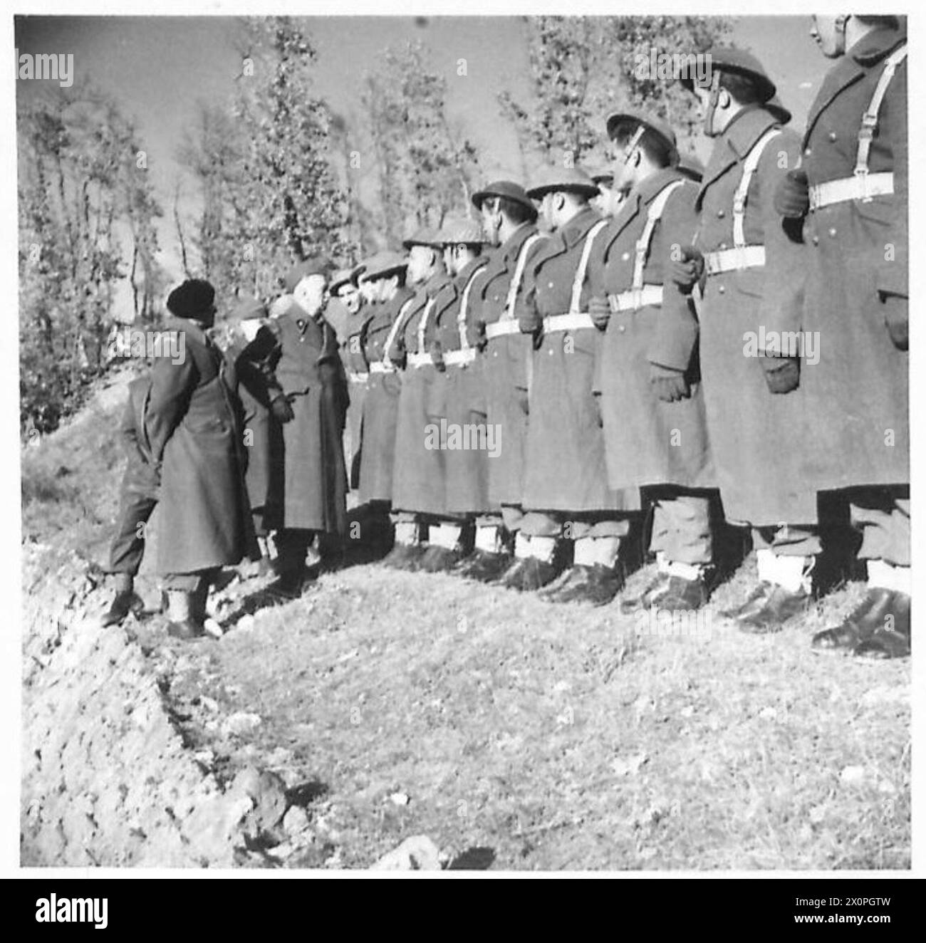 Die Generäle Sosnkowski, anders und Kopański inspizieren Artillerieeinheiten der 3. Karpaten-Gewehre-Division während des Italienfeldzugs der polnischen Armee im März 1944 bei Cerro. Stockfoto