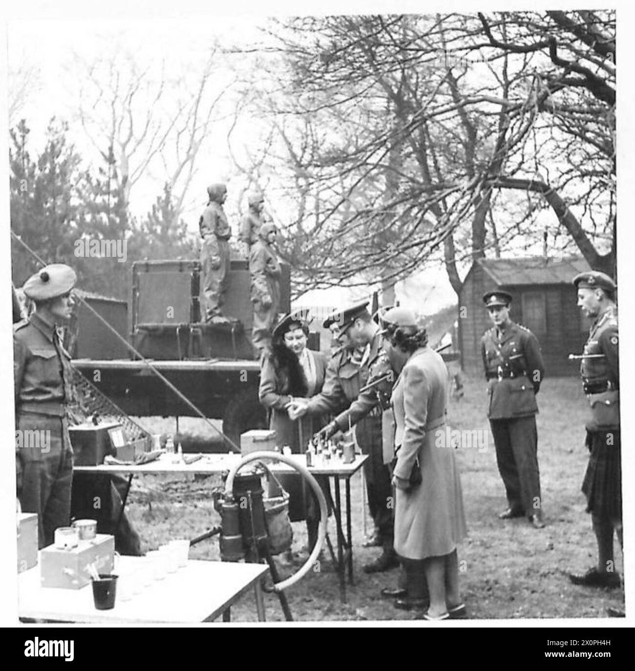Foto, das den König und die königliche Partei bei einem Besuch des Royal Army Medical Corps bei der Inspektion von Chemikalien zeigt, die zur Prüfung der Wasserreinheit verwendet werden. Britische Armee. Stockfoto