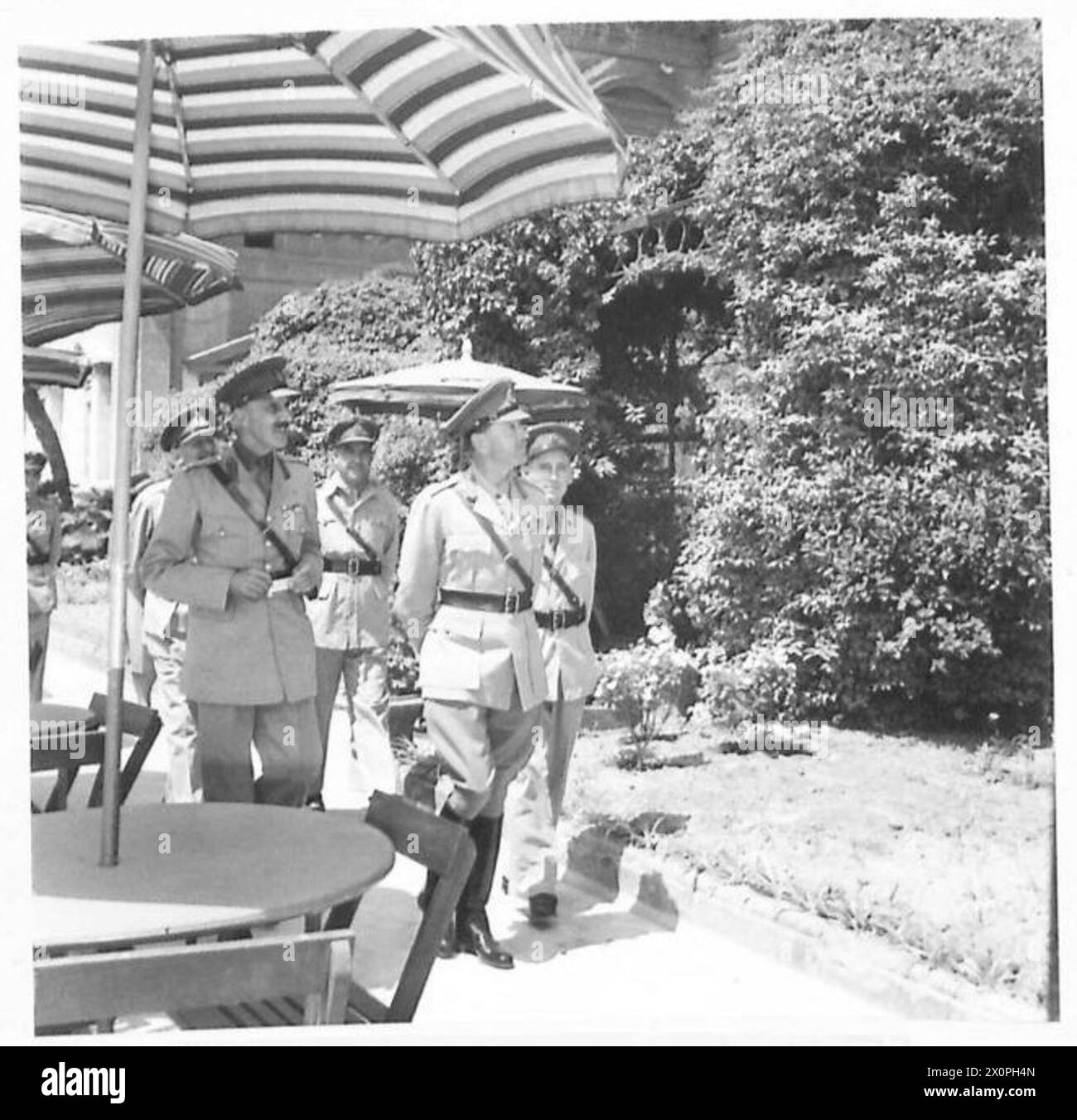 General Sir H. Alexander inspiziert das Rastzentrum in Italien während seiner Eröffnung. Fotografische Negativdokumente der britischen Armee Ruhe- und Erholungseinrichtungen. Stockfoto