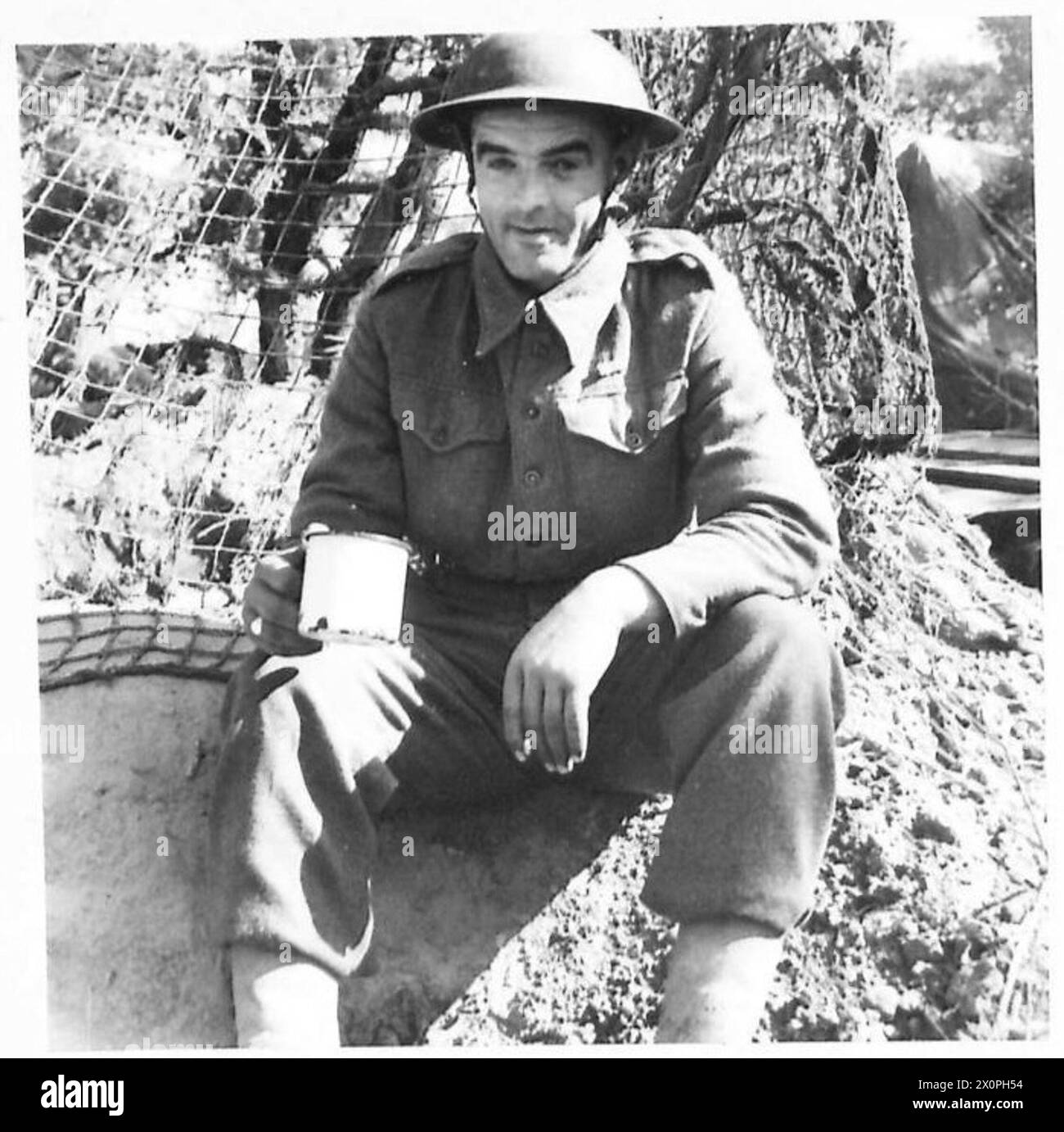 Fusilier F. Johnson, ein ehemaliger Minenarbeiter der Brownhills Collieries, diente bei der Fünften Armee in Italien und Tunesien. Er äußerte seine Meinung zu einem Bergarbeiterstreik während seines Dienstes. Fotografisches negativ der britischen Armee. Stockfoto