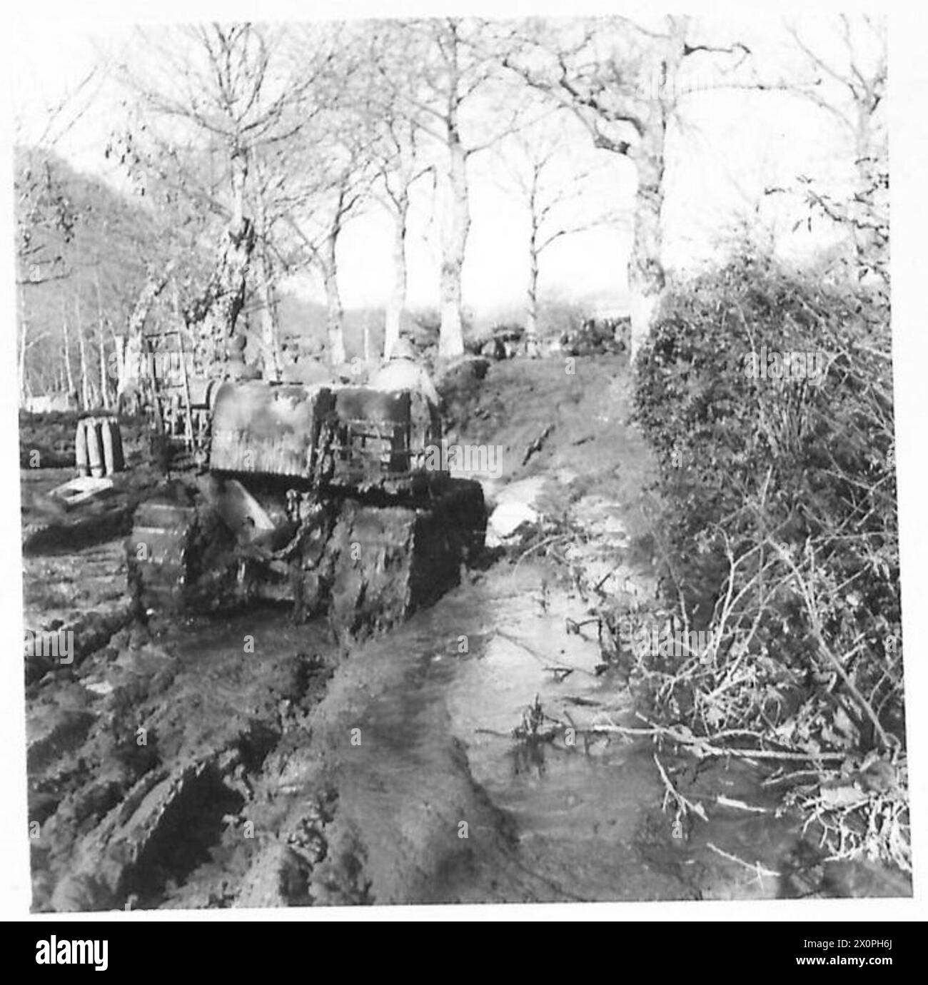 ITALIEN: FÜNFTE ARMEEFRONT - amerikanische Truppen mit Bulldozer, die zwei Meter tief durch Schlamm fahren. Fotografisches negativ, britische Armee Stockfoto