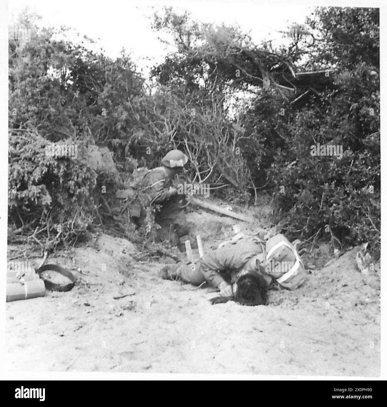 5. ARMEE: ANZIO-OFFENSIVE - Infanteristen räumen eine deutsche Position auf. Der Feind hat die Angewohnheit, sich in einem Schlitzgraben zu verstecken, bis eine Kompanie vorbei ist, und dann rauszukommen und von hinten zu schnappen. Der tote Tommy im Vordergrund wurde auf diese Weise getötet. Fotografisches negativ, britische Armee Stockfoto