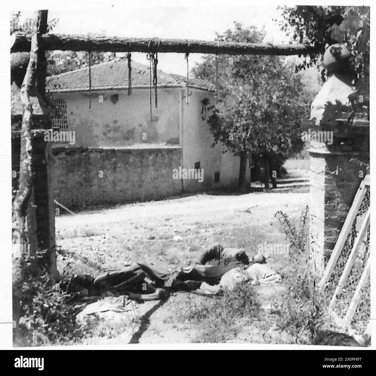 Eine allgemeine Ansicht zeigt den Schauplatz einer deutschen Gräueltat, die von der Achten Armee im Einsatzgebiet untersucht wurde. Stockfoto