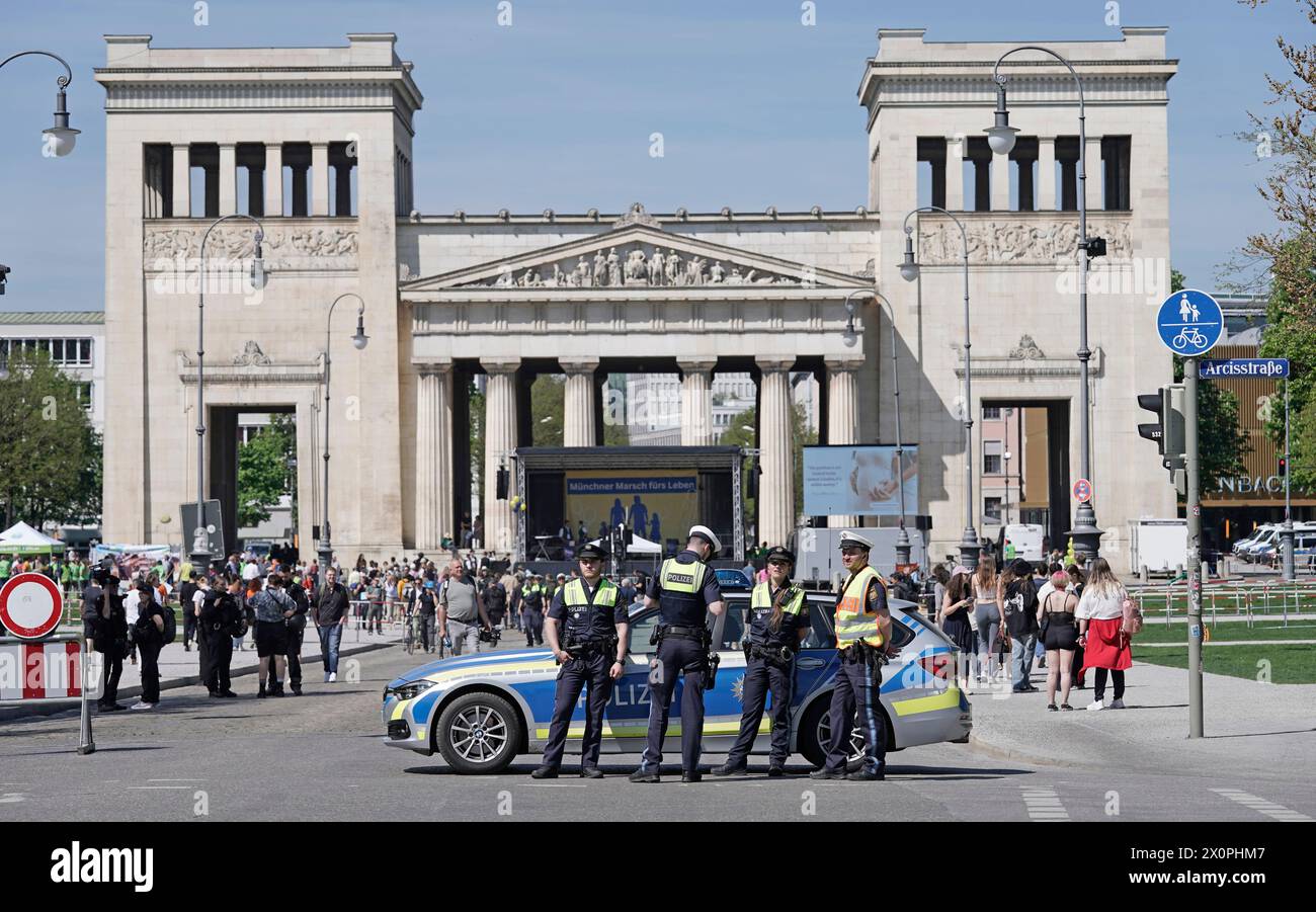 München, Deutschland. April 2024. Polizeibeamte sichern die Teilnehmer der „Marsch fürs Leben“-Kundgebung am Königsplatz. Quelle: Uwe Lein/dpa/Alamy Live News Stockfoto