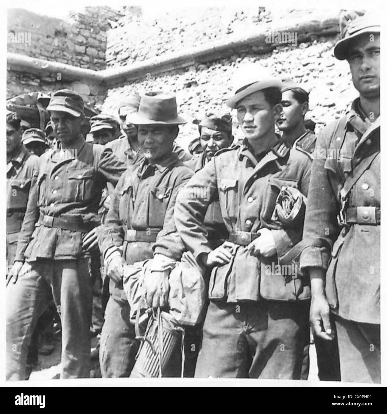 Zwei Mongolen mit weichen Hüten sind in einem Fotonegativ der britischen Armee während Operationen in Nordafrika, Sizilien, Italien, dem Balkan und Österreich zwischen 1942 und 1946 dokumentiert. Stockfoto