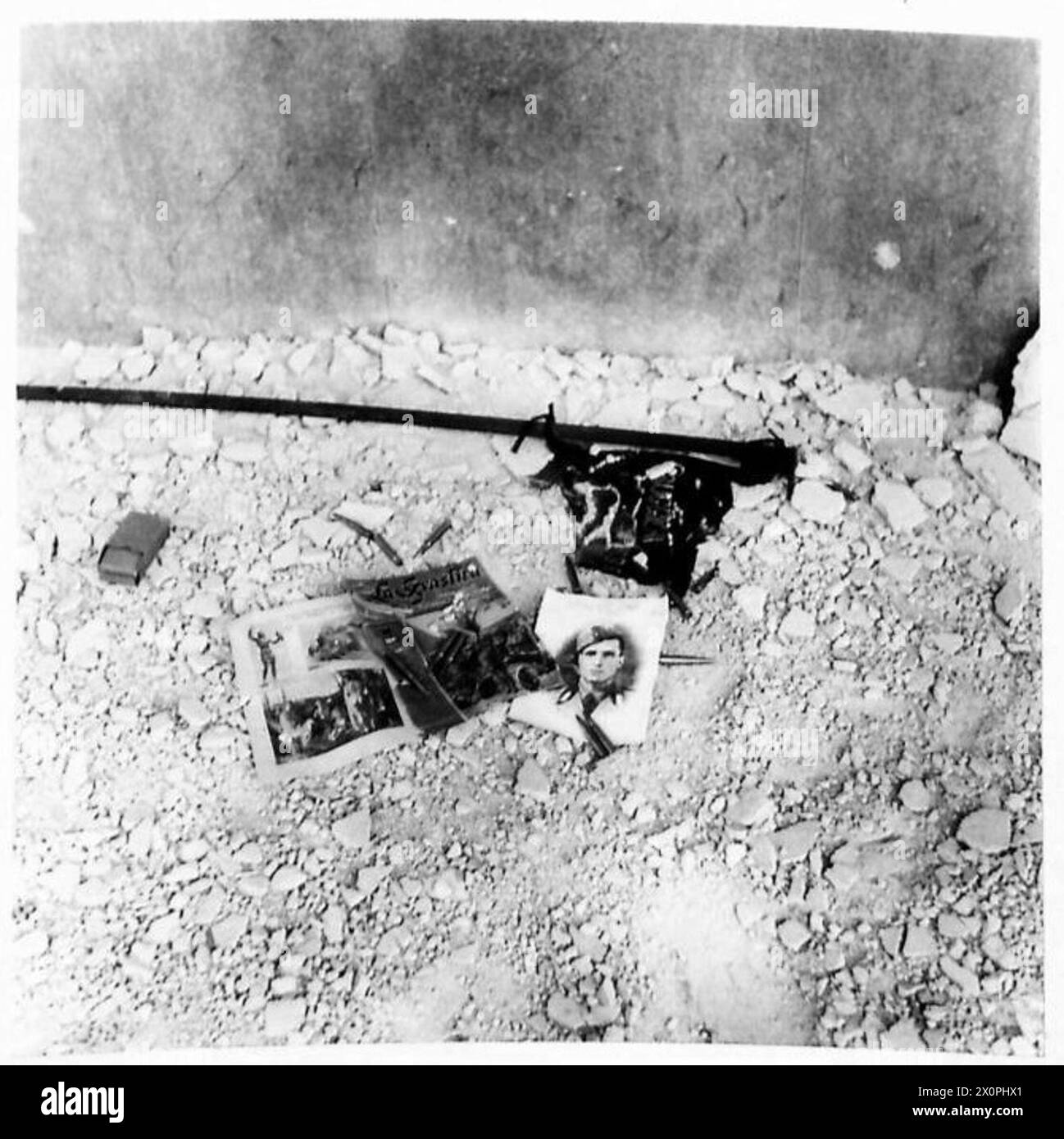 Gegenstände, die aus dem faschistischen Hauptquartier in Regalbuto, Sizilien, geborgen wurden, umfassen ein lokales faschistisches Banner und ein Hakenkreuz. Stockfoto