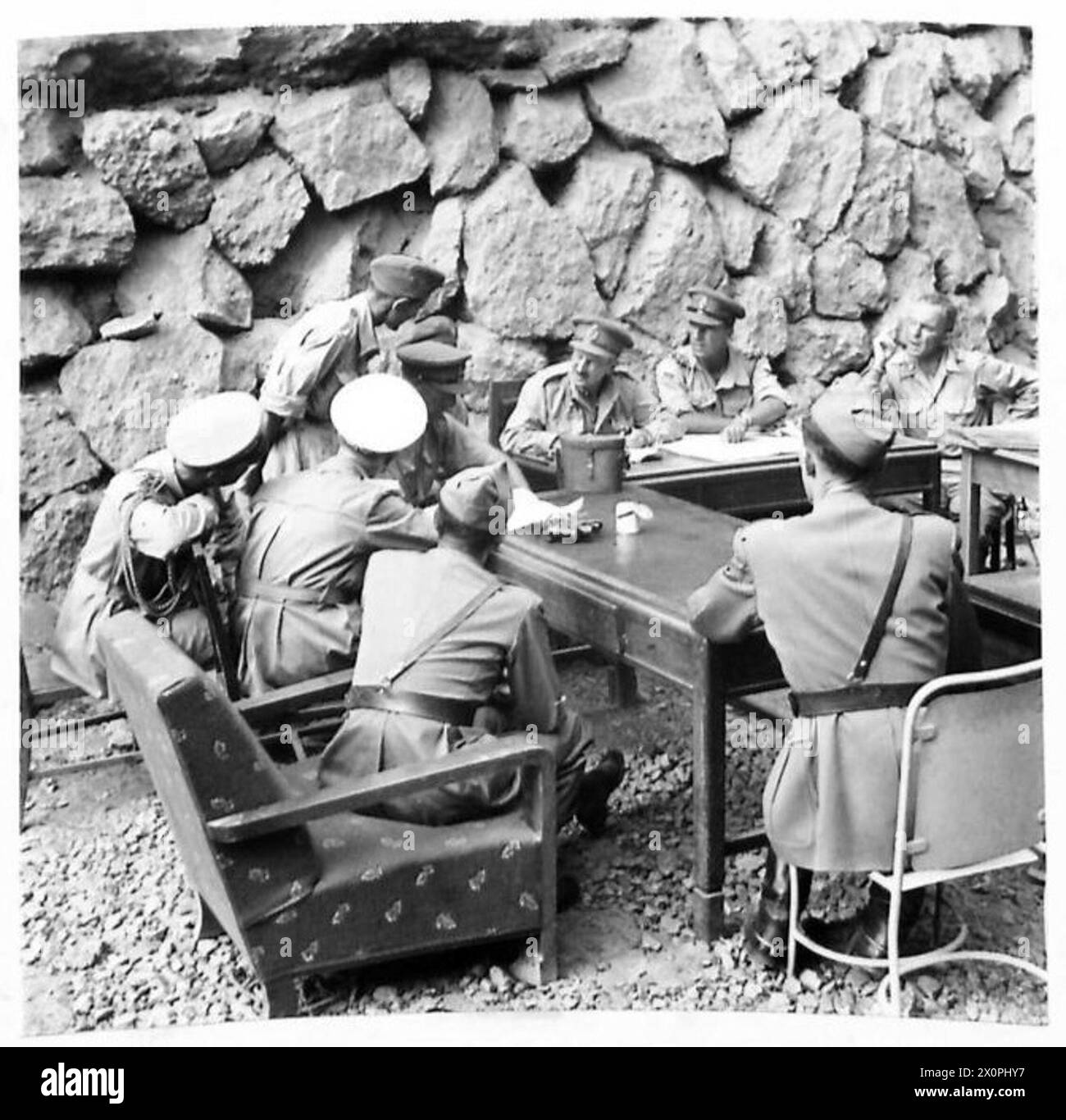 Major General Clutterbuck und Brigadier James befragen Admiral Pavesi mit Hilfe eines Dolmetschers. Fotografisches negativ, britische Armee. Stockfoto