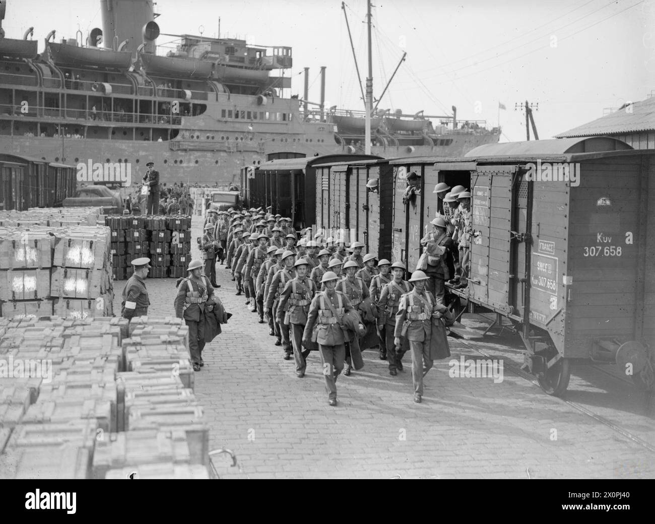 Jüdische und arabische Soldaten marschieren zusammen, um im Rahmen eines gemeinsamen Militärkontingents an Bord eines Zuges zu gehen. Stockfoto
