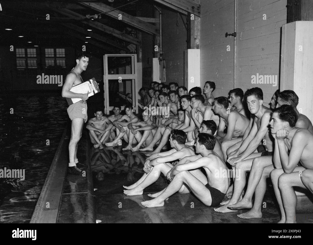 BRITISCHE MARINEPLOTEN TRAINIEREN IN AMERIKA FÜR DEN KRIEG GEGEN JAPAN. NOVEMBER 1944, USA. VIELE HUNDERTE BRITISCHER MARINEPILOTEN DER FLOTTENFLOTTE TRAINIERTEN IN AMERIKA SEITE AN SEITE MIT AMERIKANISCHEN KADETTEN FÜR DEN EINSATZ IM PAZIFIK UND IM INDISCHEN OZEAN. UNTER DEM KOMMANDO AMERIKANISCHER INSTRUKTOREN ABSOLVIEREN SIE ZUNÄCHST EIN PRIMÄRAINING DER NAVY IN BUNKER HILL, INDIANA, UND FAHREN DANN NACH PENSACOLA, JACKSONVILLE UND FORT LAUDERDALE, ALLE IM BUNDESSTAAT FLORIDA. IN DIESEM STADIUM FAHREN SIE NACH MAINE, WO SIE IN BRUNSWICK UND LEWISTON ZU BRITISCHEN METHODEN UMGEBAUT WERDEN UND DECK-LANDUNGSÜBUNGEN MACHEN, BIS DER TAG KOMMT Stockfoto