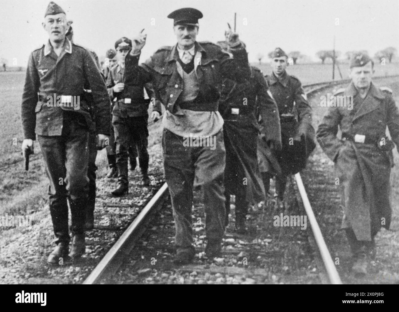 ALLIIERTE KRIEGSGEFANGENE IN DEUTSCHLAND, 1939-1945 – Major John 'Johnnie' Dodge wird von deutschen Wachen begleitet, nachdem er auf dem Weg zur Stalag Luft III, Sagan British Army, German Air Force, Dodge, John Bigelow aus dem Zug gesprungen ist Stockfoto