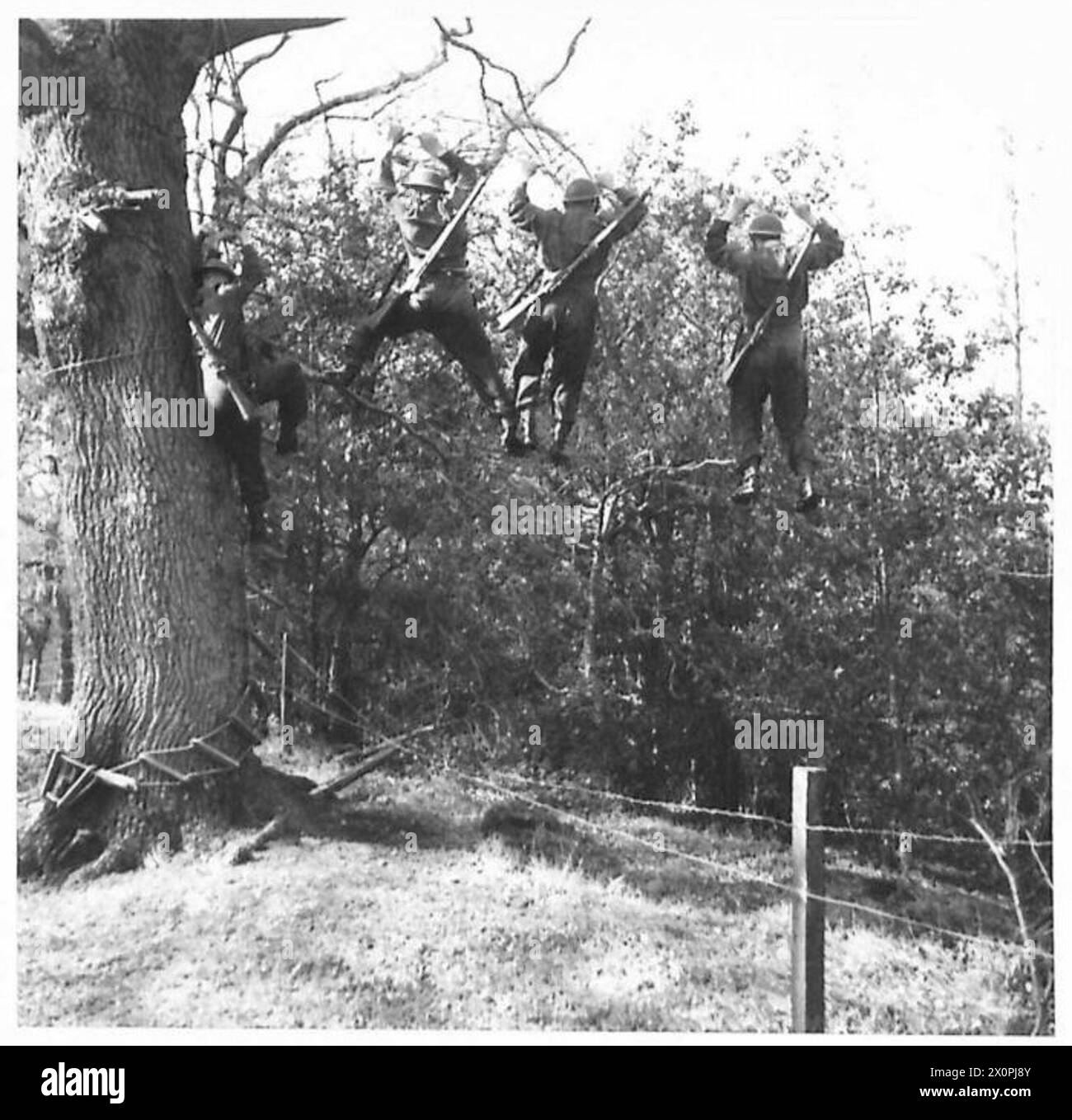 Soldaten beginnen während der Kampfübungen mit der Überquerung eines Flusses mit einer Drahtbrücke. Stockfoto