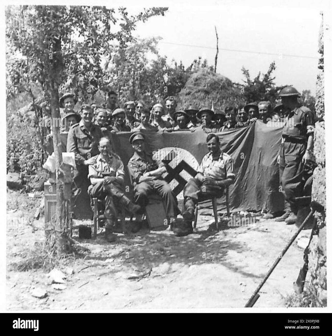 NACH DER SCHLACHT UM CASSINO – eine Trophäe, die von den Männern der 2. Lancashire Fusiliers gewonnen wurde. Das Bild zeigt Lieut. Richards, der es gefangen nahm, und einige der Männer des Regiments, einschließlich des C.O., Lieut. Colonel Mackenzie, DSO., MC., Major Calvert und Major Delany (M. R. Cassino - Blatt 160 - 819186 1:100,000). Fotografisches negativ, britische Armee Stockfoto