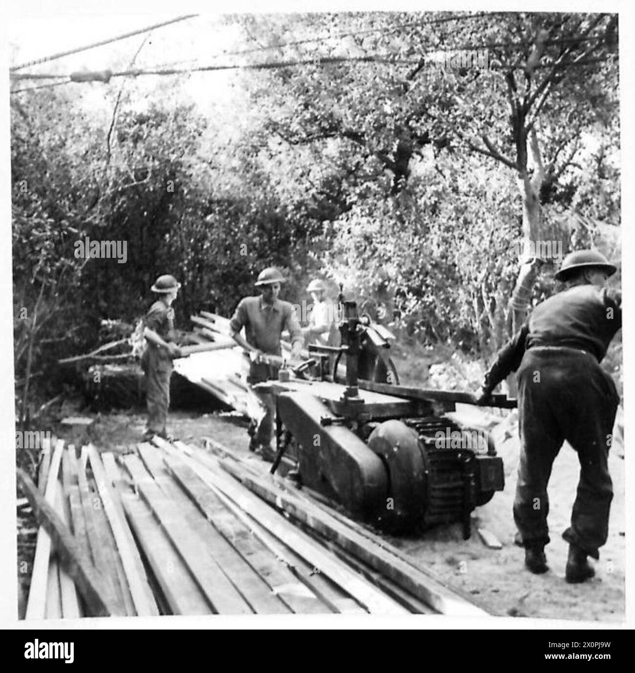 Britische Armee Schnitt Holz mit einer Kreissäge bei Operationen in Nordafrika, Sizilien, Italien, dem Balkan und Österreich zwischen 1942 und 1946. Stockfoto