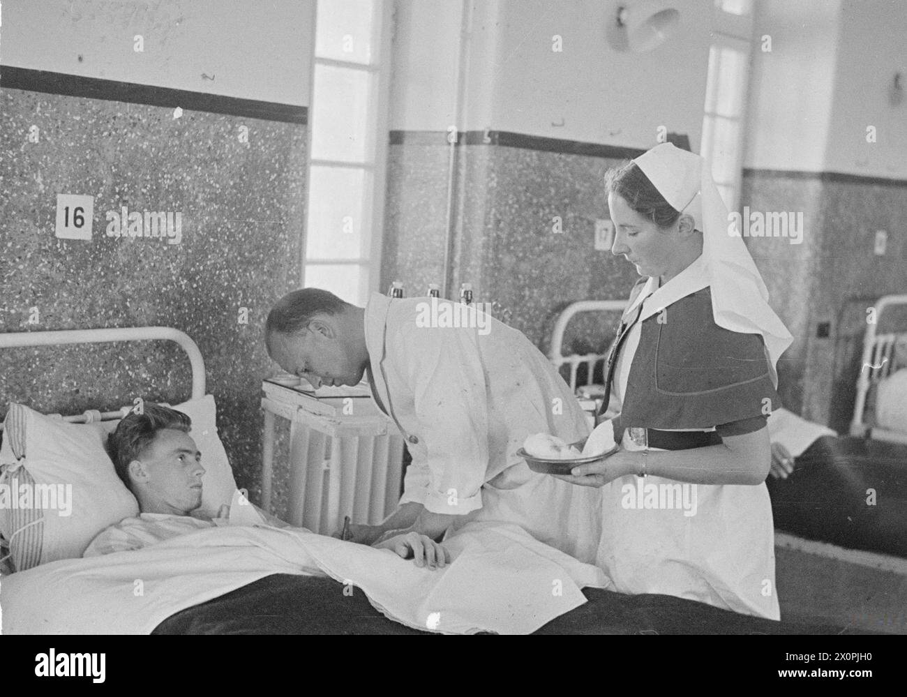 Im April 1942 wird eine Schwester im Royal Naval Hospital in Imtarfa, Malta, bei der Arbeit gezeigt. Stockfoto