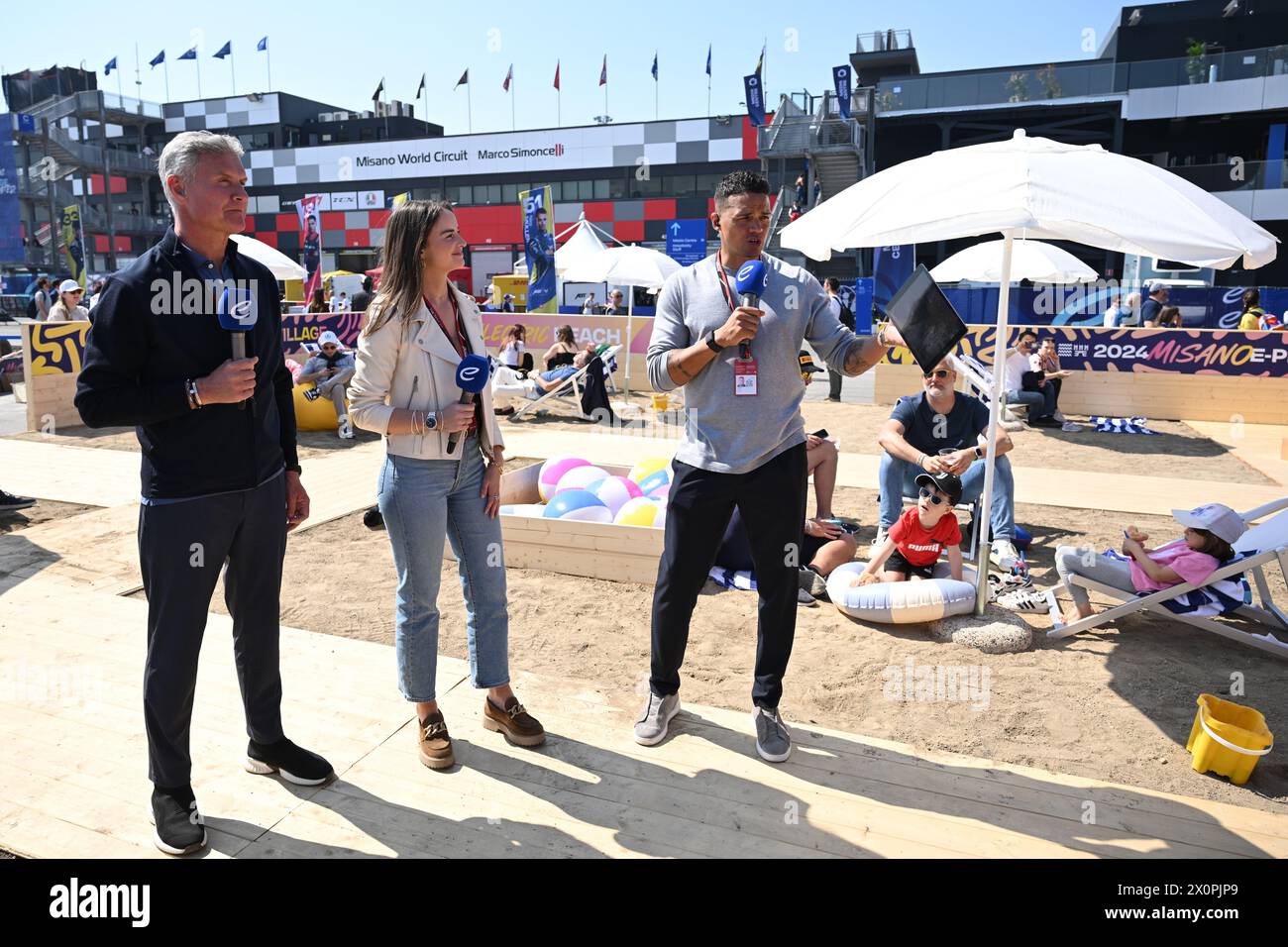 Misano Adriatico, Italien. April 2024. 13/2024 – David Coulthard, Catie Munnings und Jermaine Jenas berichten von der Fächerzone während der Formel E Runde 6 – Misano E-Prix in Misano Adriatico, Italien. (Foto: Sam Bagnall/Motorsport Images/SIPA USA) Credit: SIPA USA/Alamy Live News Stockfoto