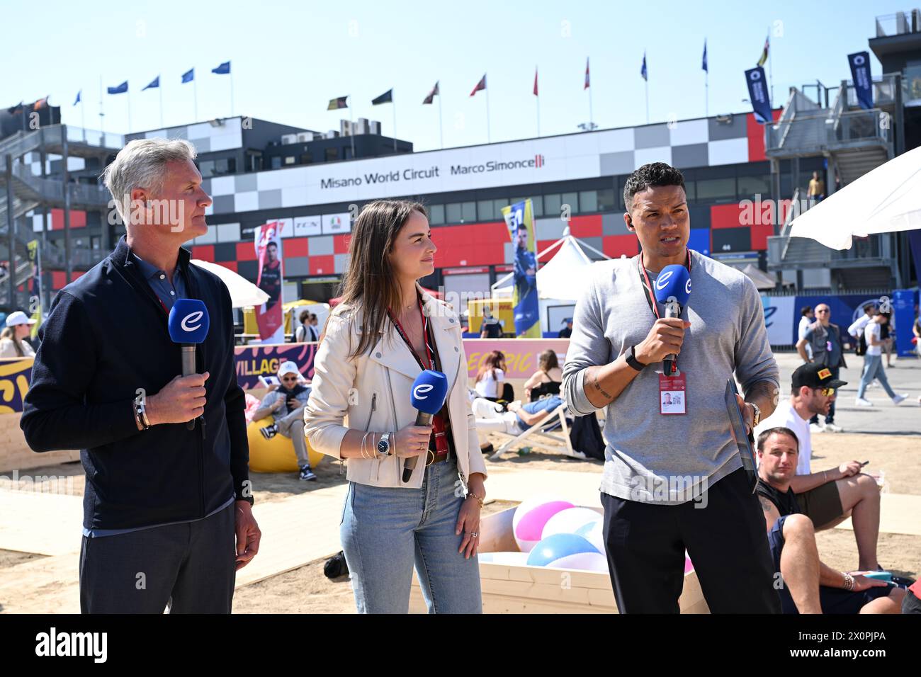 Misano Adriatico, Italien. April 2024. 13/2024 – David Coulthard, Catie Munnings und Jermaine Jenas berichten von der Fächerzone während der Formel E Runde 6 – Misano E-Prix in Misano Adriatico, Italien. (Foto: Sam Bagnall/Motorsport Images/SIPA USA) Credit: SIPA USA/Alamy Live News Stockfoto