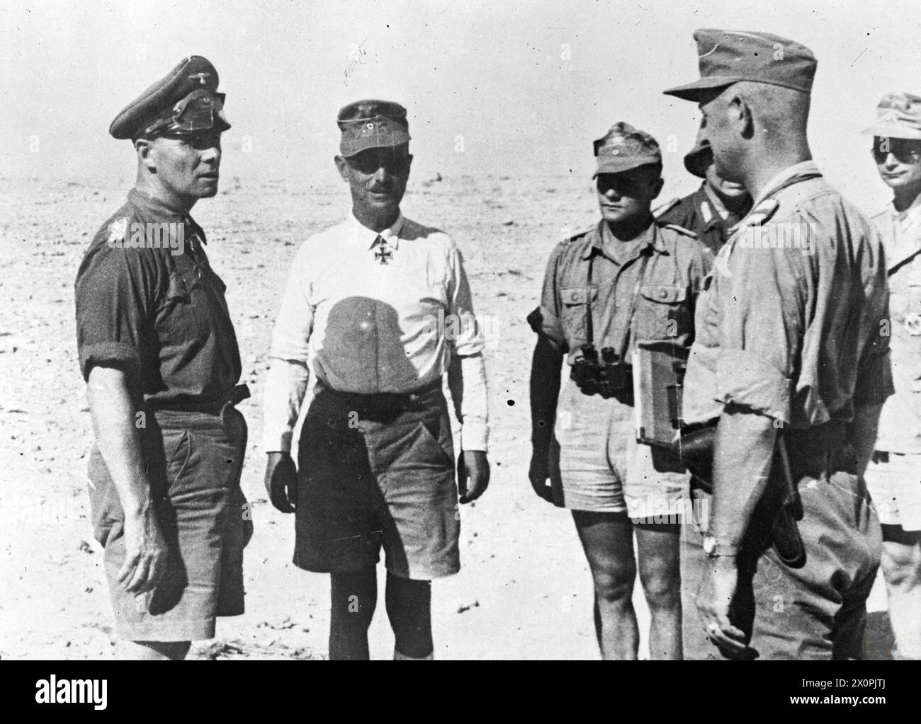 General Erwin Rommel (1892–1944) ist auf einer Mitarbeiterkonferenz in der Westwüste während des Zweiten Weltkriegs abgebildet Stockfoto