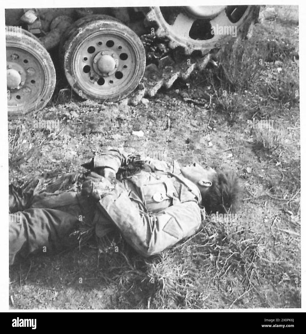 Deutscher Panzersoldat, der während der Schlacht um die Kasserine Gap fotografiert wurde, trug seine Nazi-Dekoration. Fotografisches negativ, britische und amerikanische Truppen. Fotografisches negativ, britische Armee. Stockfoto
