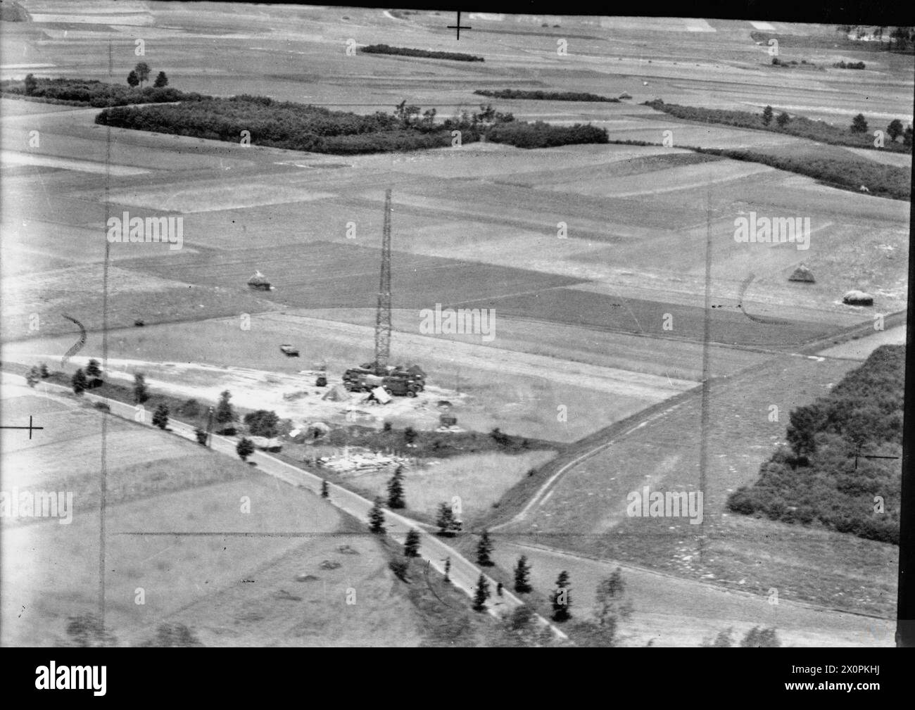 Schräge Luftaufnahme einer mobilen Radarstation der RAF GEE, die auf einem Feld in der Nähe von Roermond in Holland operiert und Radarausrüstung und Feldeinsatz während des Zweiten Weltkriegs zeigt Stockfoto