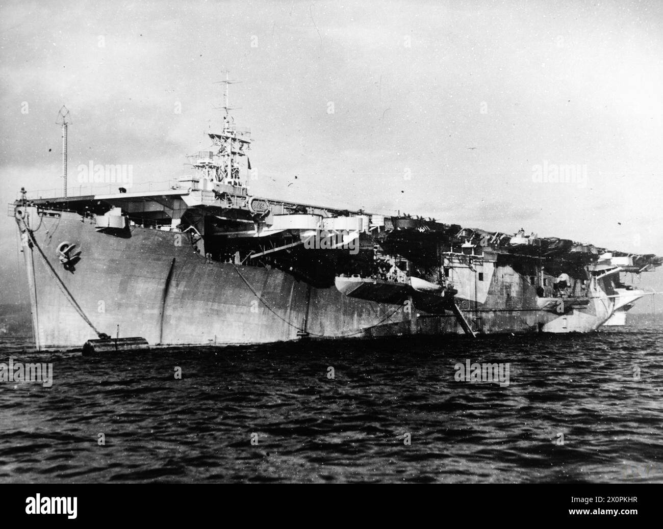HMS Searcher ist an einer Boje verankert, wobei Rumpf und Deck sichtbar sind und die stationäre Position im Wasser zeigen. Stockfoto