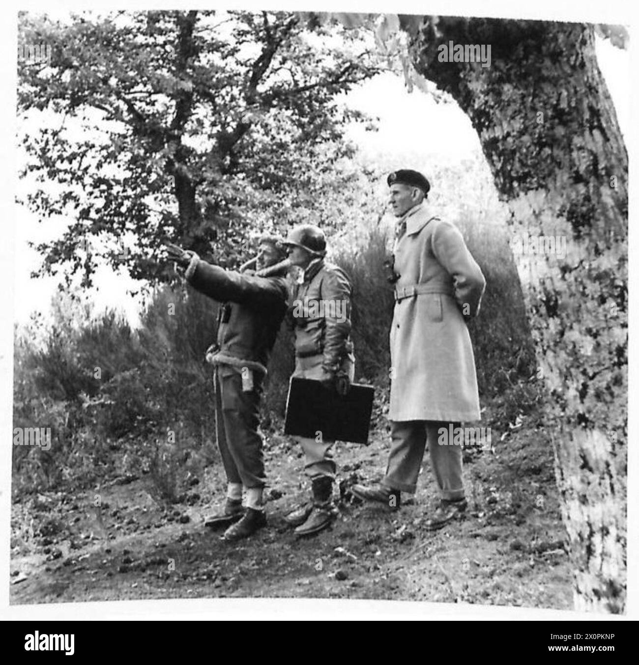 Ein fotografisches negativ, das General Templer zeigt, wie General Truscott von der 3. US-Infanteriedivision Pläne erklärt, während General McCreery in der Nähe des Mount Carmina anwesend ist. Stockfoto