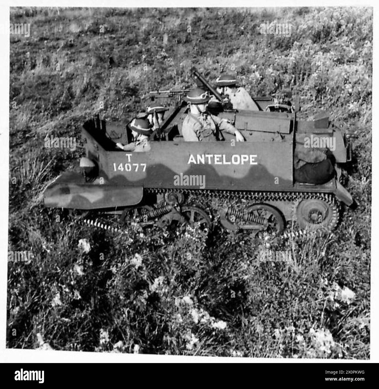 Eine BESATZUNG VON BREN WIRD GESCHULT - Ein Träger und Eine Besatzung machen sich auf den Weg zum Trainingsgelände. Fotografisches negativ, britische Armee Stockfoto