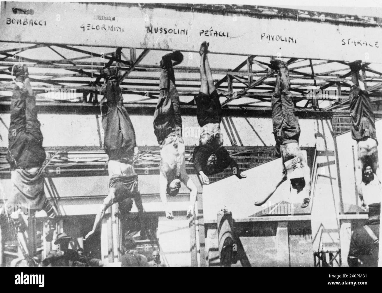 BENITO MUSSOLINI: 1883-1945 - Niedergang 1943 - 1945: Die Leichen Mussolinis seiner Geliebten Clara Petacci und anderer faschistischer Verbündeter hängen an ihren Füßen auf der Piazzale Loreto, Mailand, nachdem sie von kommunistischen Partisanen erschossen wurden. Von links nach rechts Bombacci, Gelormini, Mussolini, Petacci, Pavolini und Starace Mussolini, Benito Amilcare Andrea Stockfoto