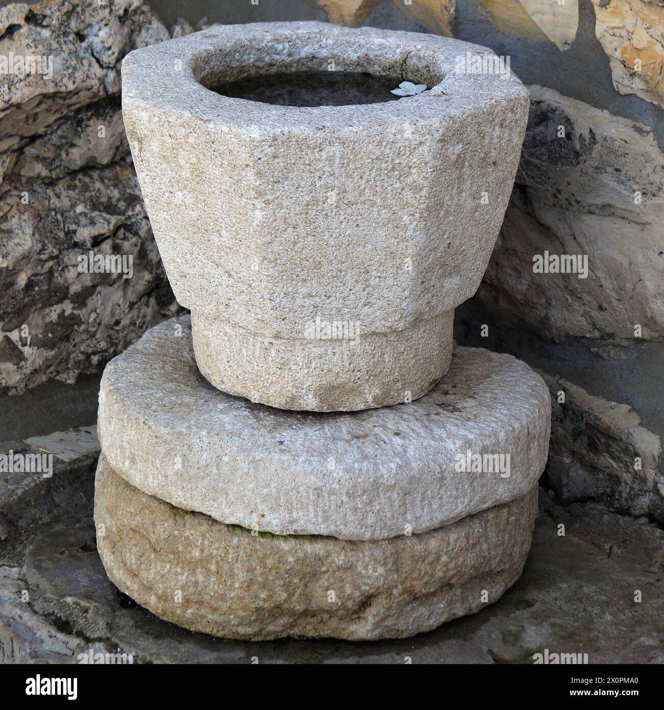 Ein traditioneller Steinmörtel, der traditionell zur Herstellung von Kibbeh im Libanon verwendet wird. Stockfoto