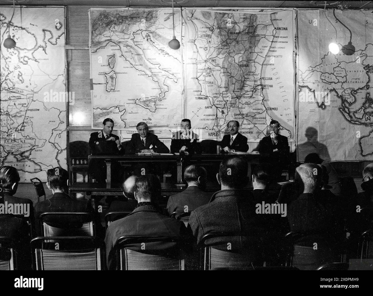 1944 nahmen Journalisten an einer Pressekonferenz des Ministeriums für Information in London teil, auf der britische Zeitungsinhaber aus Australien mit der Presse sprachen. Stockfoto