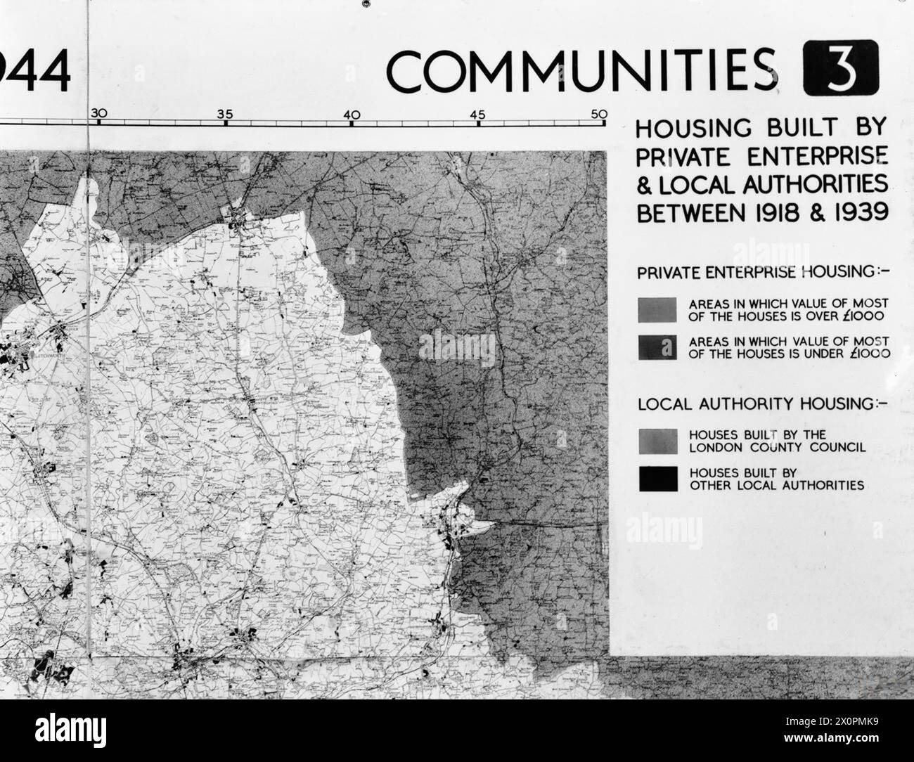Kartenausschnitt aus dem Greater London Plan 1944 von Professor Abercrombie, der die Verteilung von Häusern zeigt, die von privaten Unternehmen und lokalen Behörden in London von 1918 bis 1939 gebaut wurden. Stockfoto