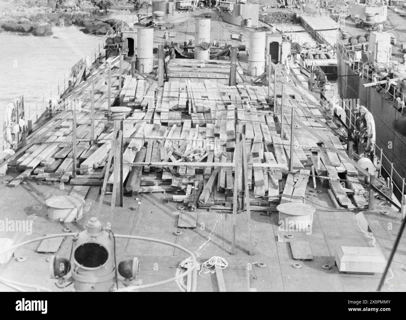 Im Juli 1943 wurde ein Landing Ship Tank (LST) in Freetown mit einer Tankerähnlichen Konstruktion mit transparenten Decks, Überbauten achtern und Holzfracht zwischen Schiffen ausgestattet. Stockfoto