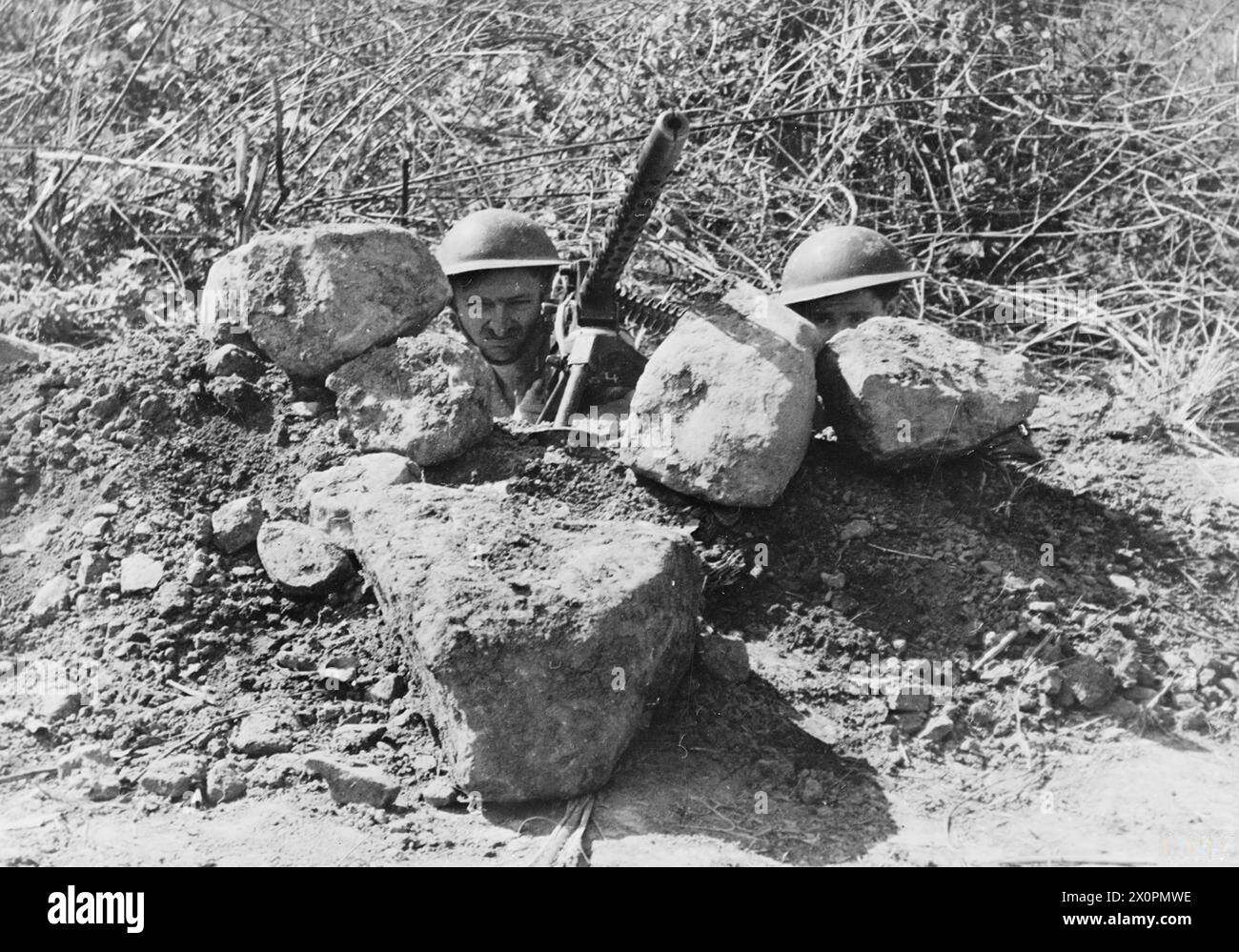 DER KRIEG IM FERNEN OSTEN: BURMA-FELDZUG 1941-1945 - die Schlacht von Imphal-Kohima März - Juli 1944: Britische Infanteristen benutzen ein abgebautes Panzermaschinengewehr bei der britischen Armee Kohima Stockfoto