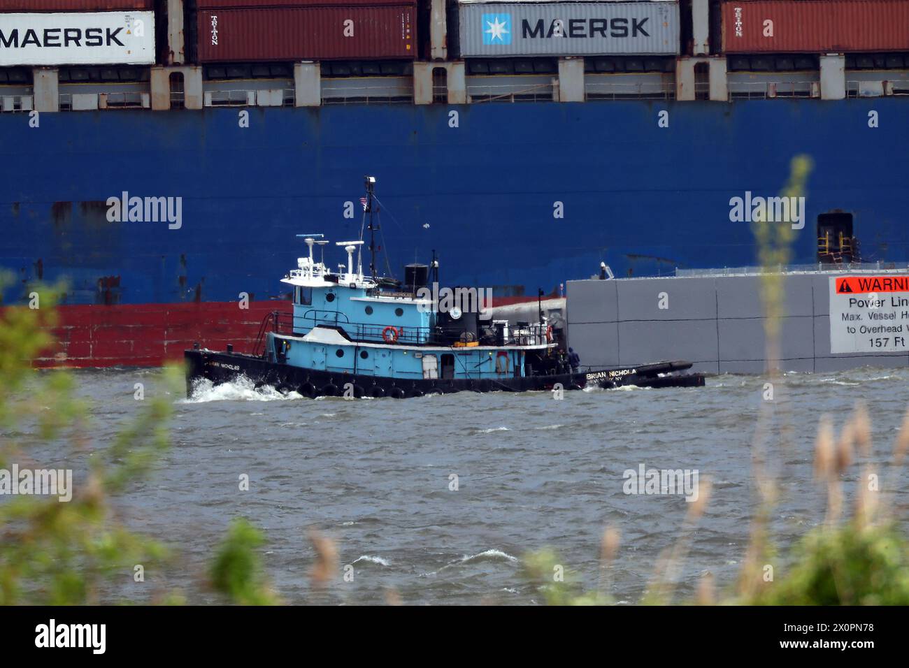 Baltimore, MD, USA. April 2024. Die Francis Scott Key Bridge hat am 12. April 2024 aufgrund von starken Winden und rauen Gewässern in Baltimore, Maryland, die Haltestellen aufgeräumt. Quelle: Mpi34/Media Punch/Alamy Live News Stockfoto